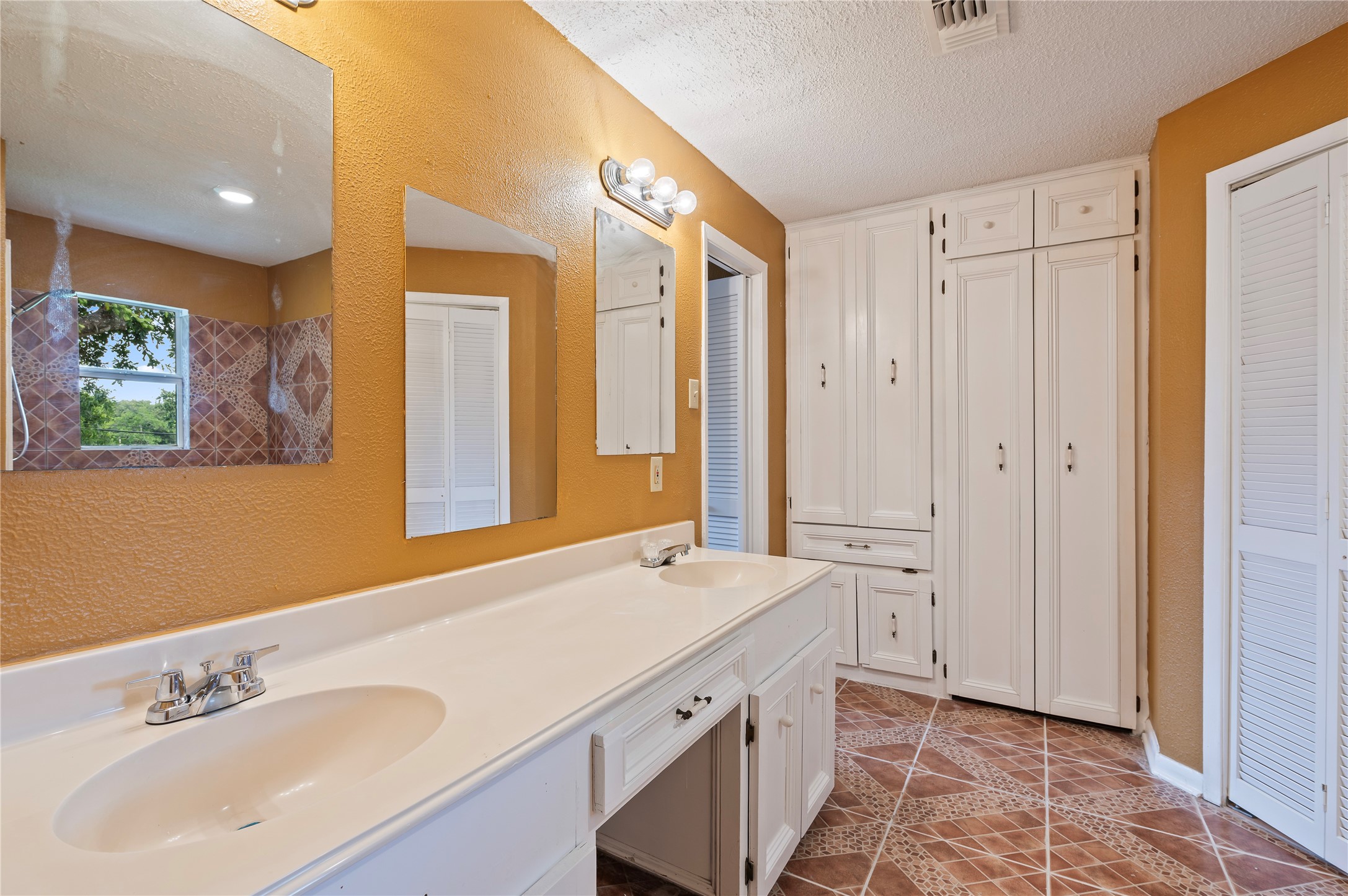 Double sinks and plenty of storage