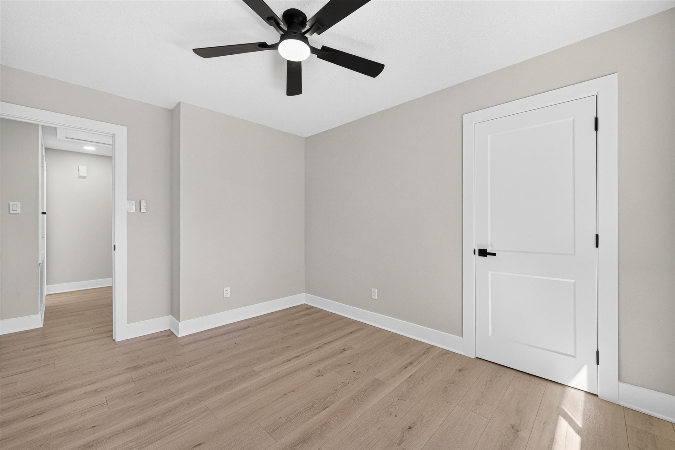 Secondary bedroom.