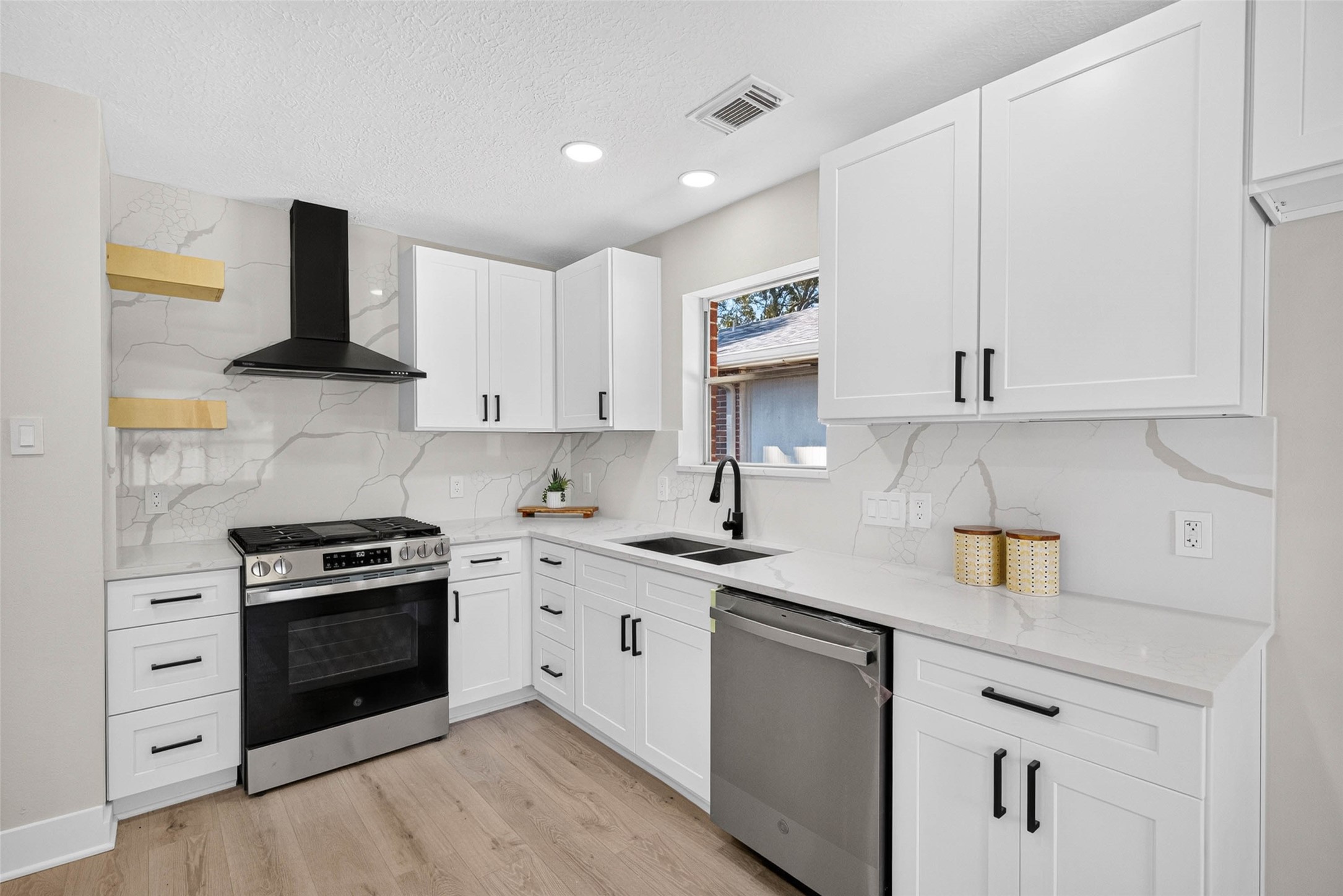 1723 Oak Ridge Drive, Kemah, TX 77565