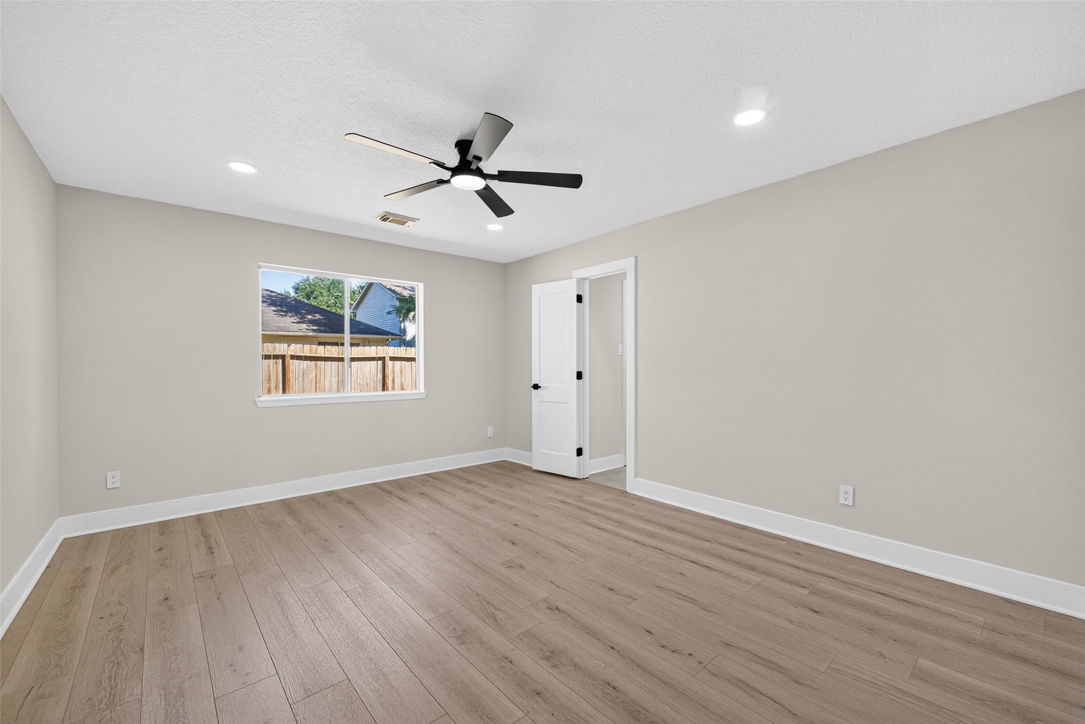 Secondary bedroom.