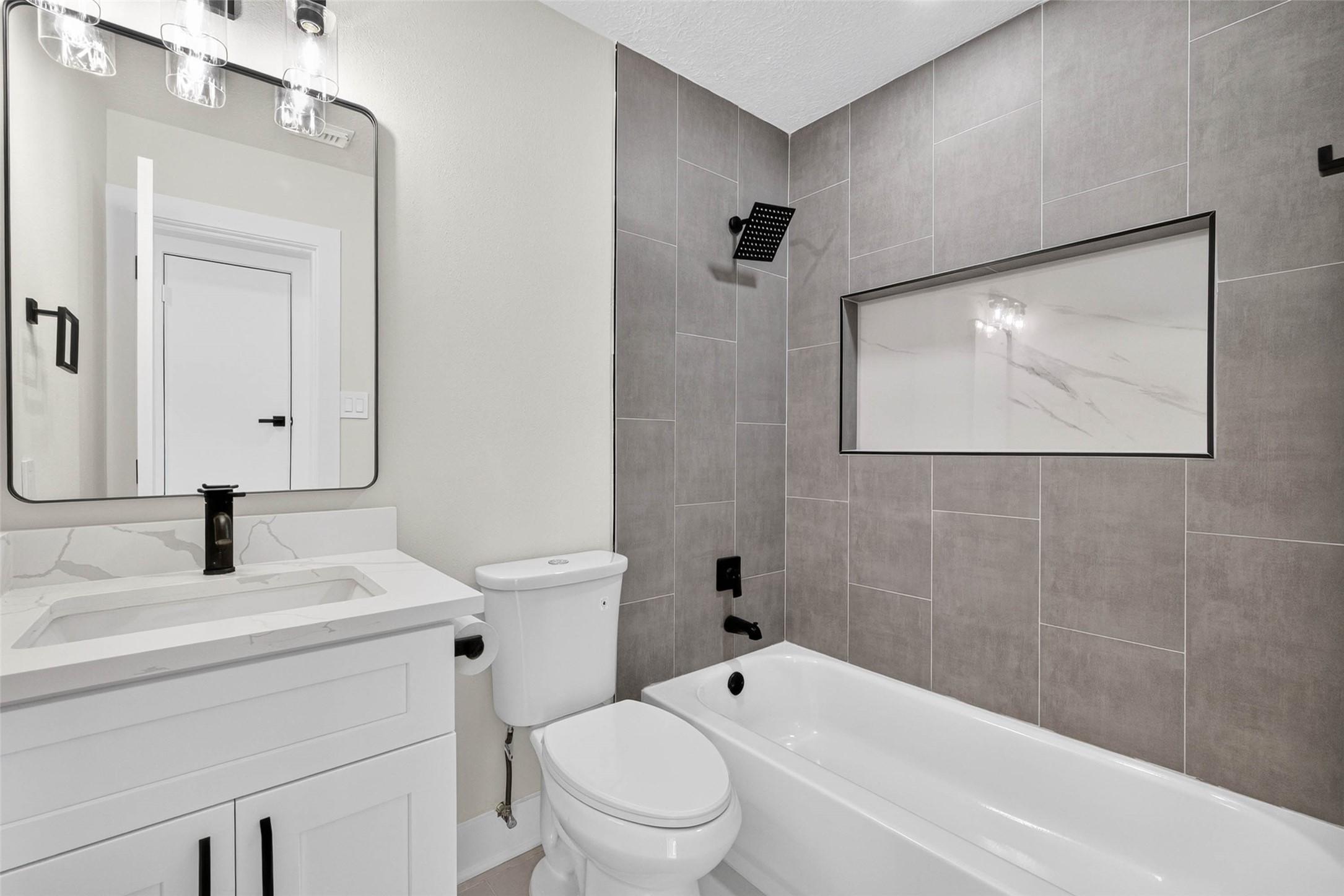 Secondary bathroom.