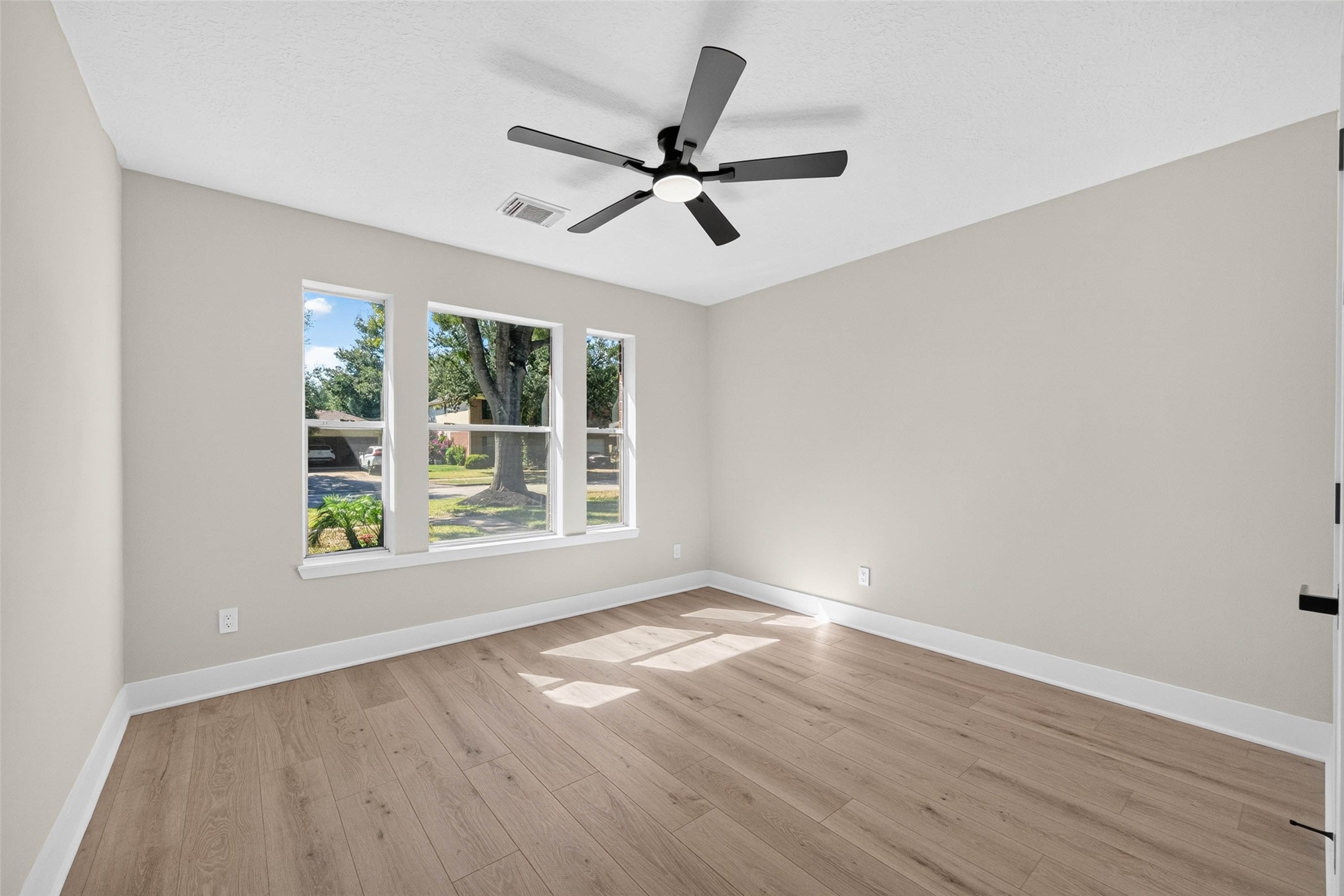 Secondary bedroom.
