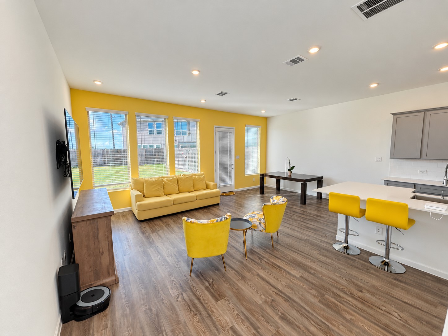 3. Open living and dining area with large windows and wood-look flooring. 3. Open living and dining area with large windows and wood-look flooring.