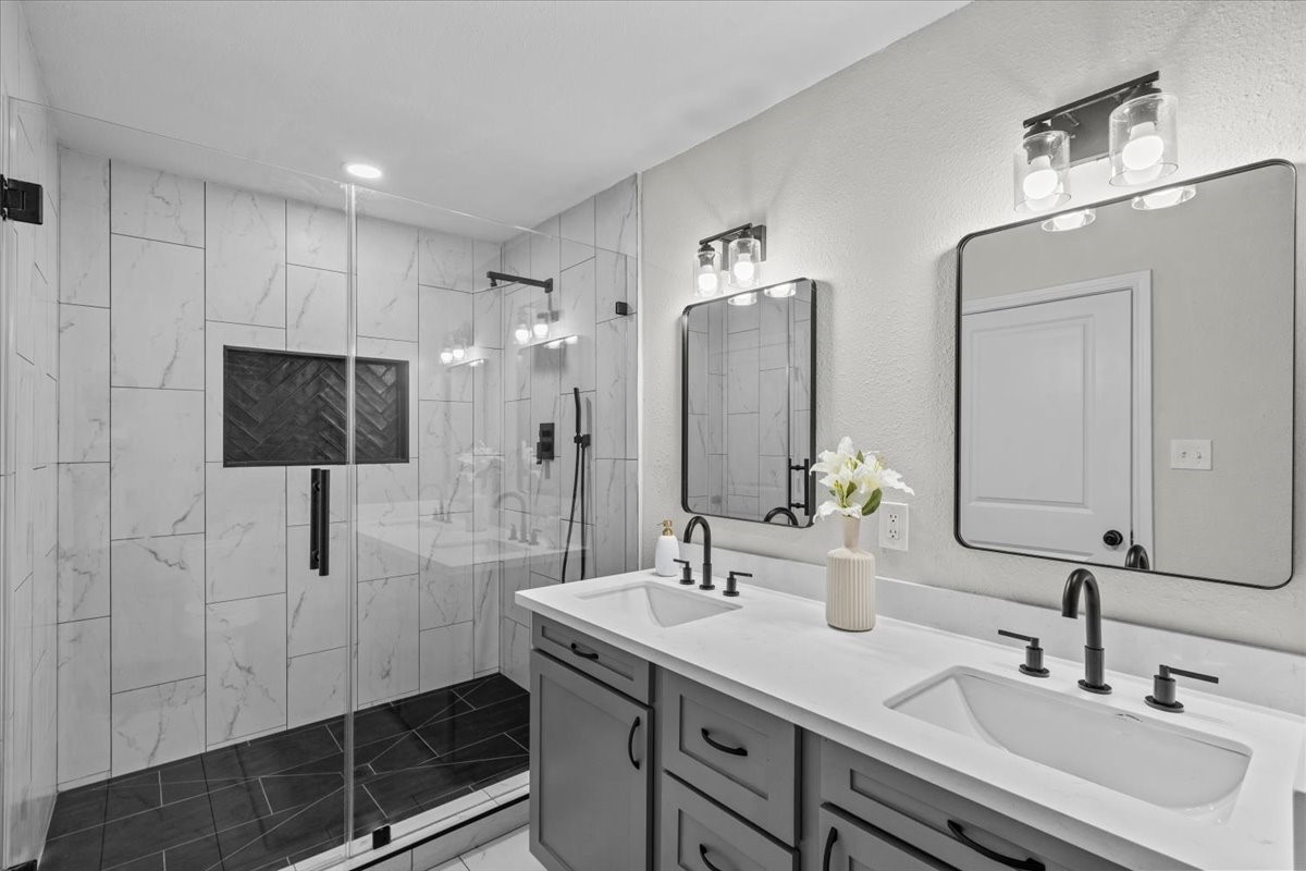 5933 Sanford Rd, Houston, TX 77096