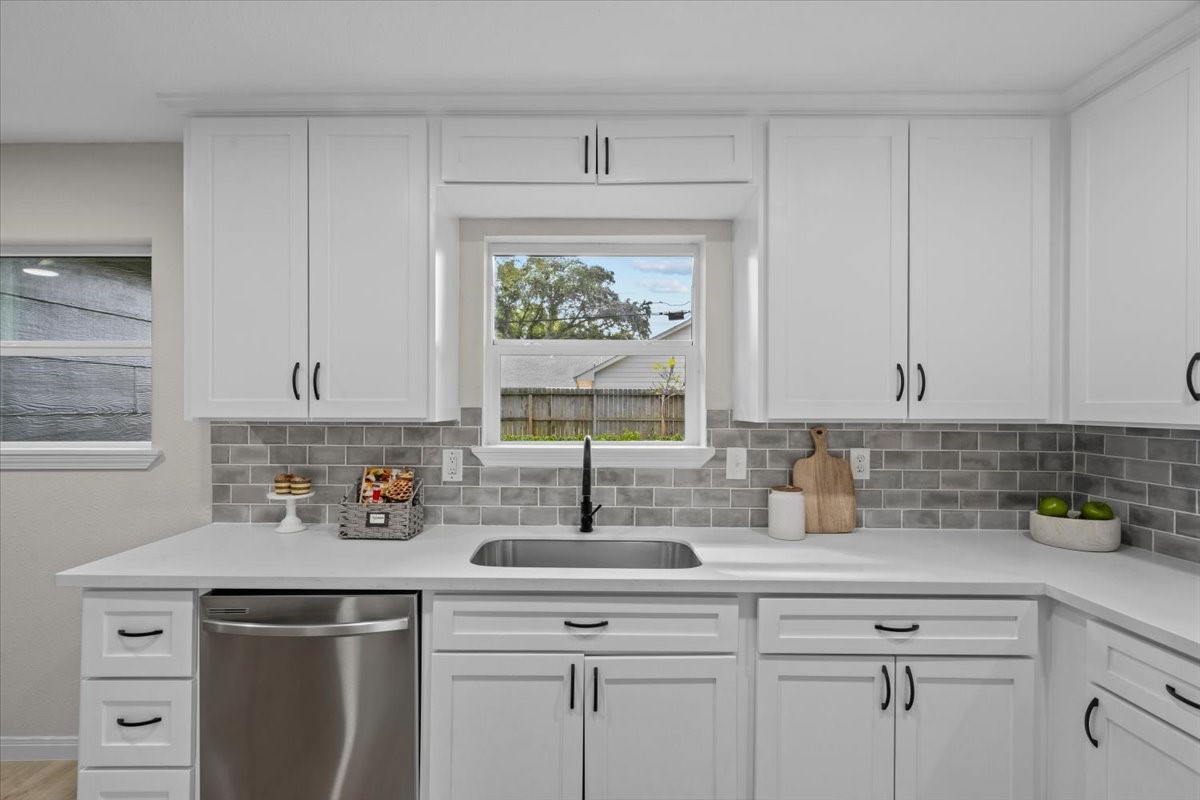 5933 Sanford Rd, Houston, TX 77096
