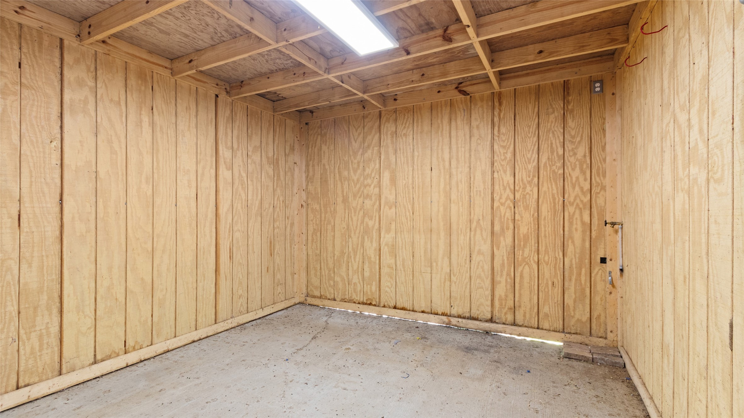 Tack & feed room with electricity & water