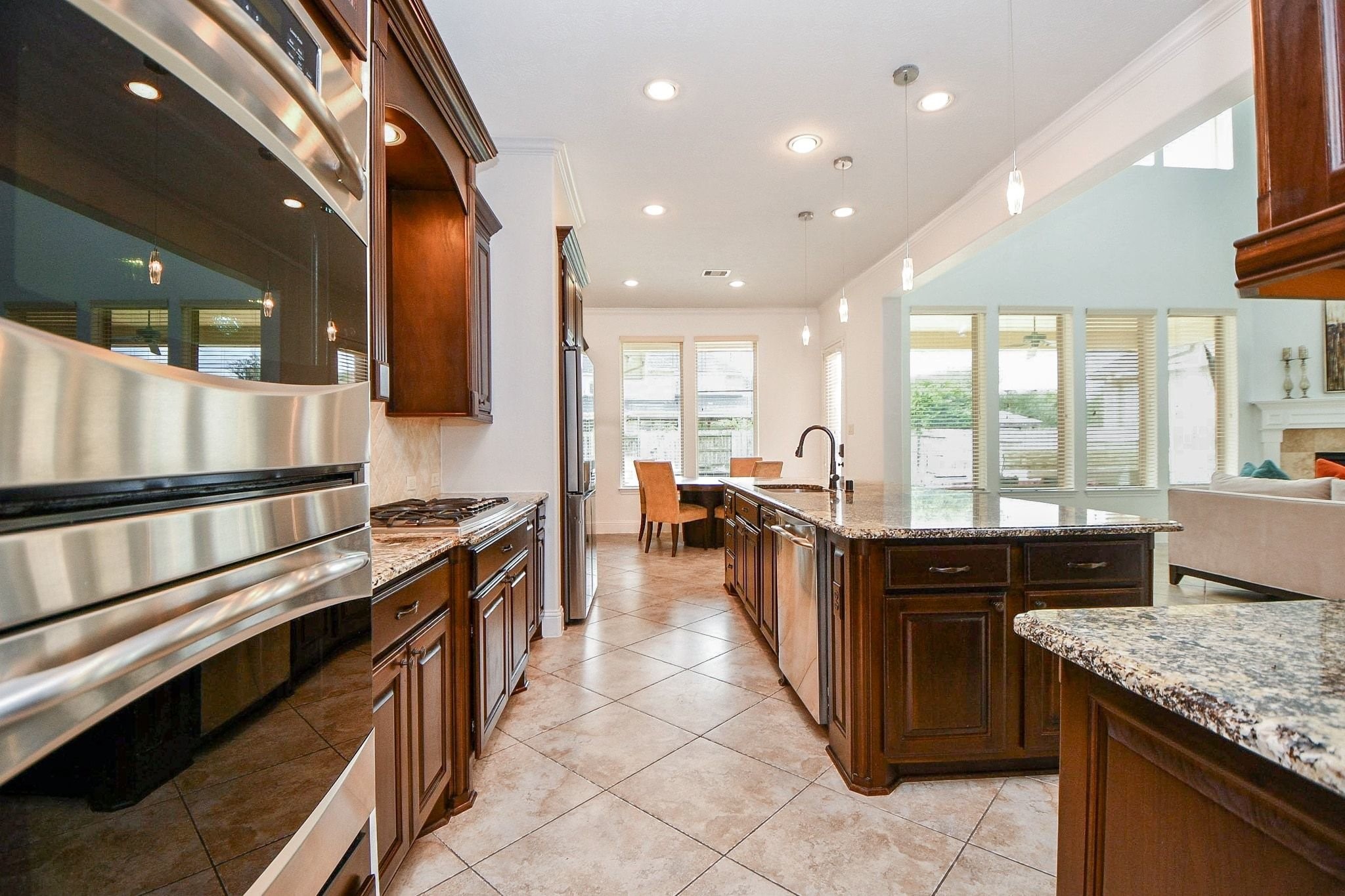Double ovens (convection), 5 gas burner cooktop.