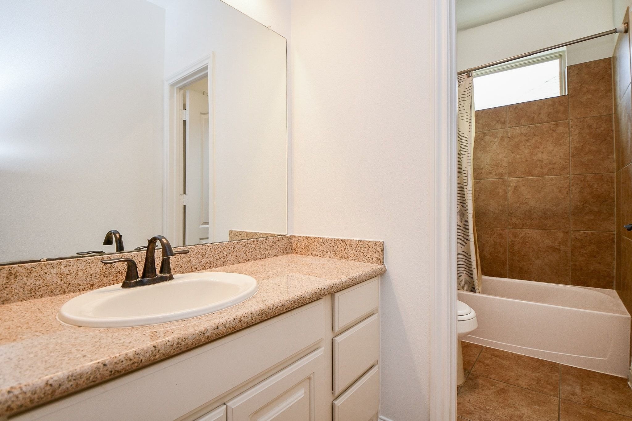 Other vanity in the Hollywood bath.