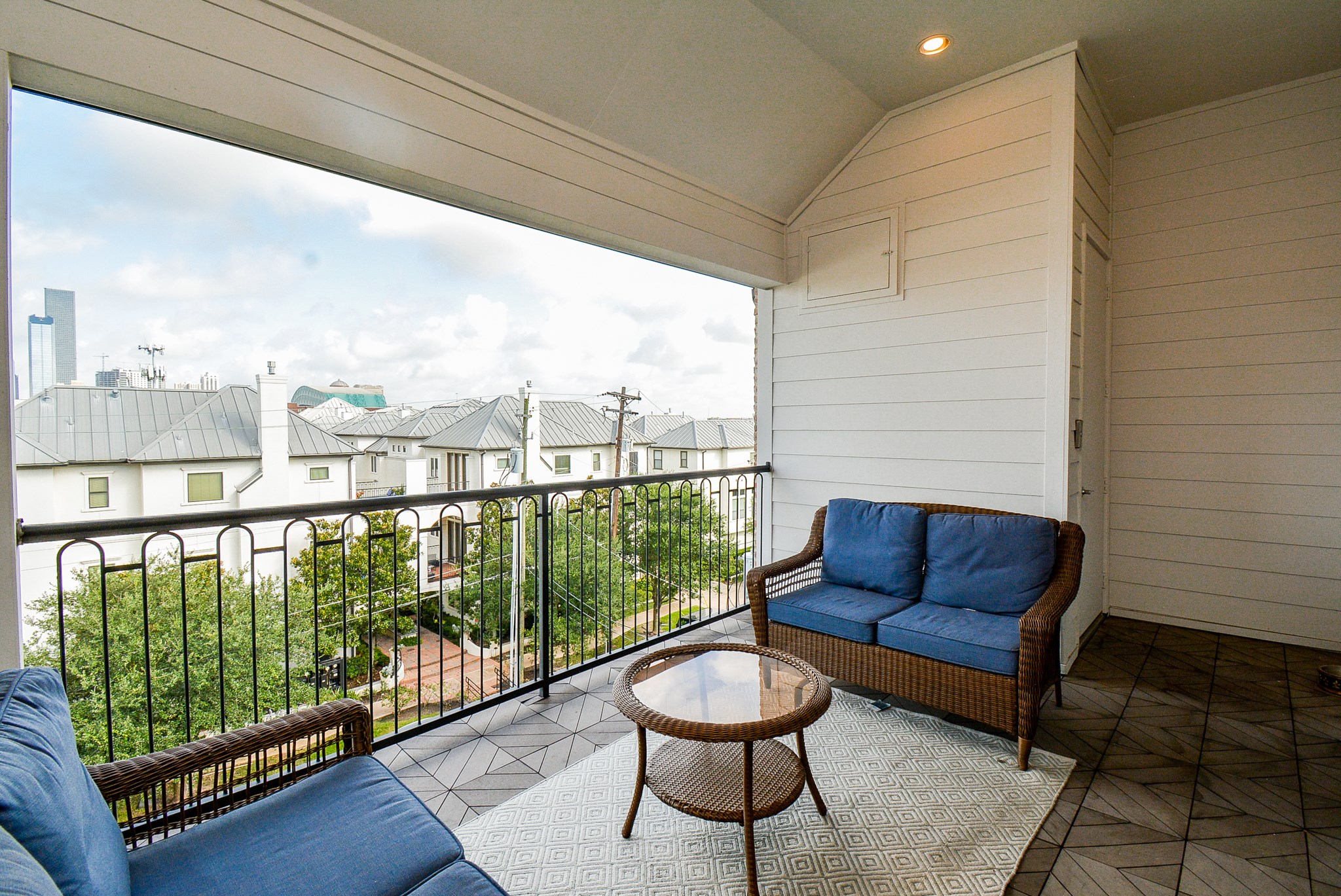 4th floor balcony has so much space!