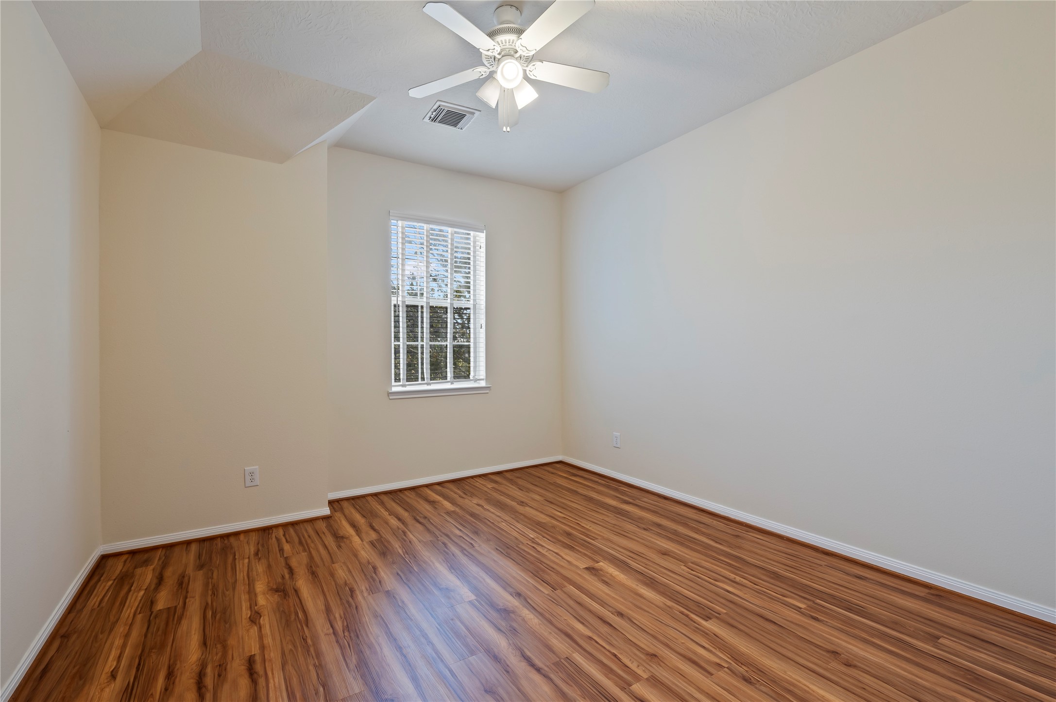 Second upstairs bedroom