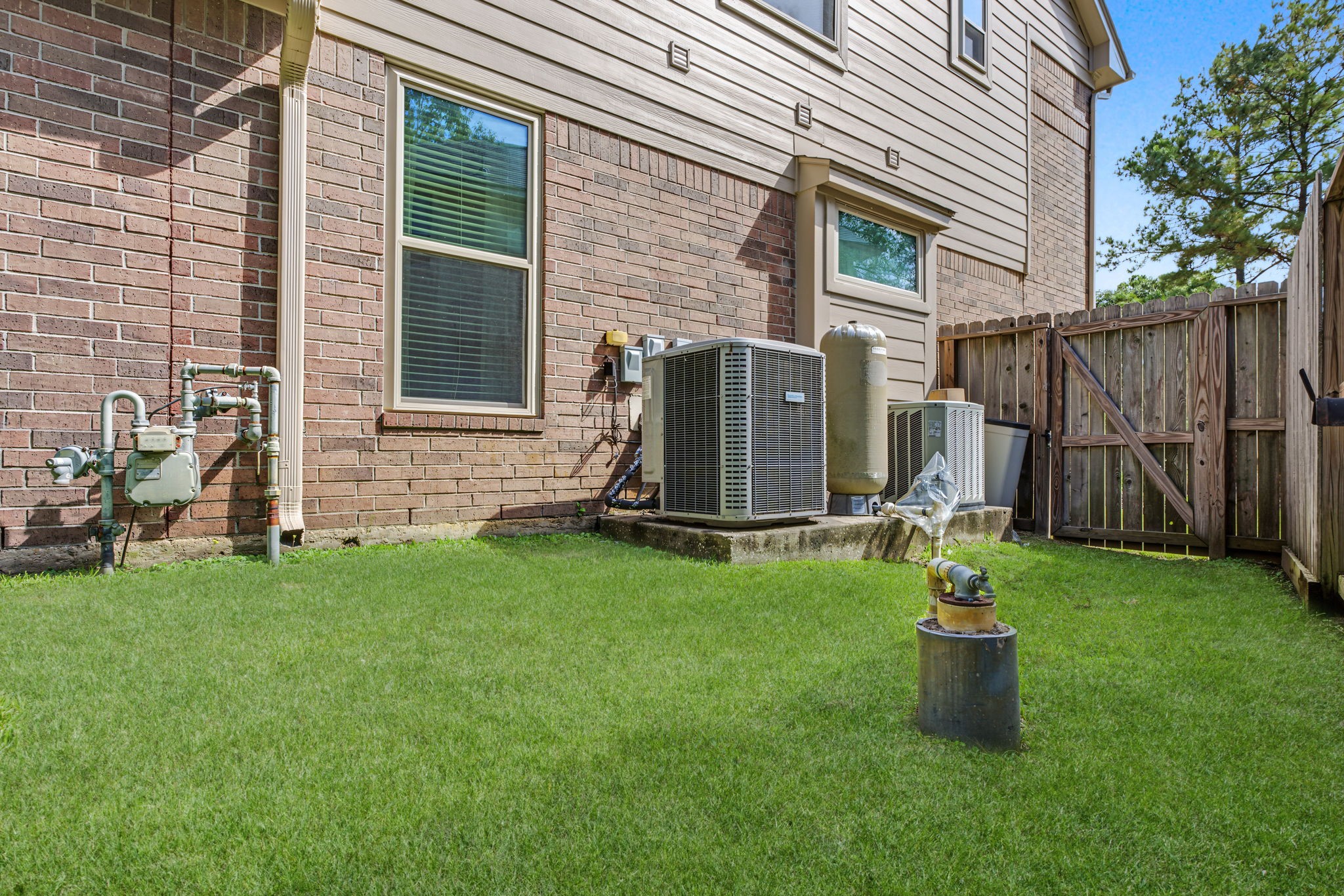 This property comes with its own water well! The water well can be used for all exterior water uses. Big money saver!