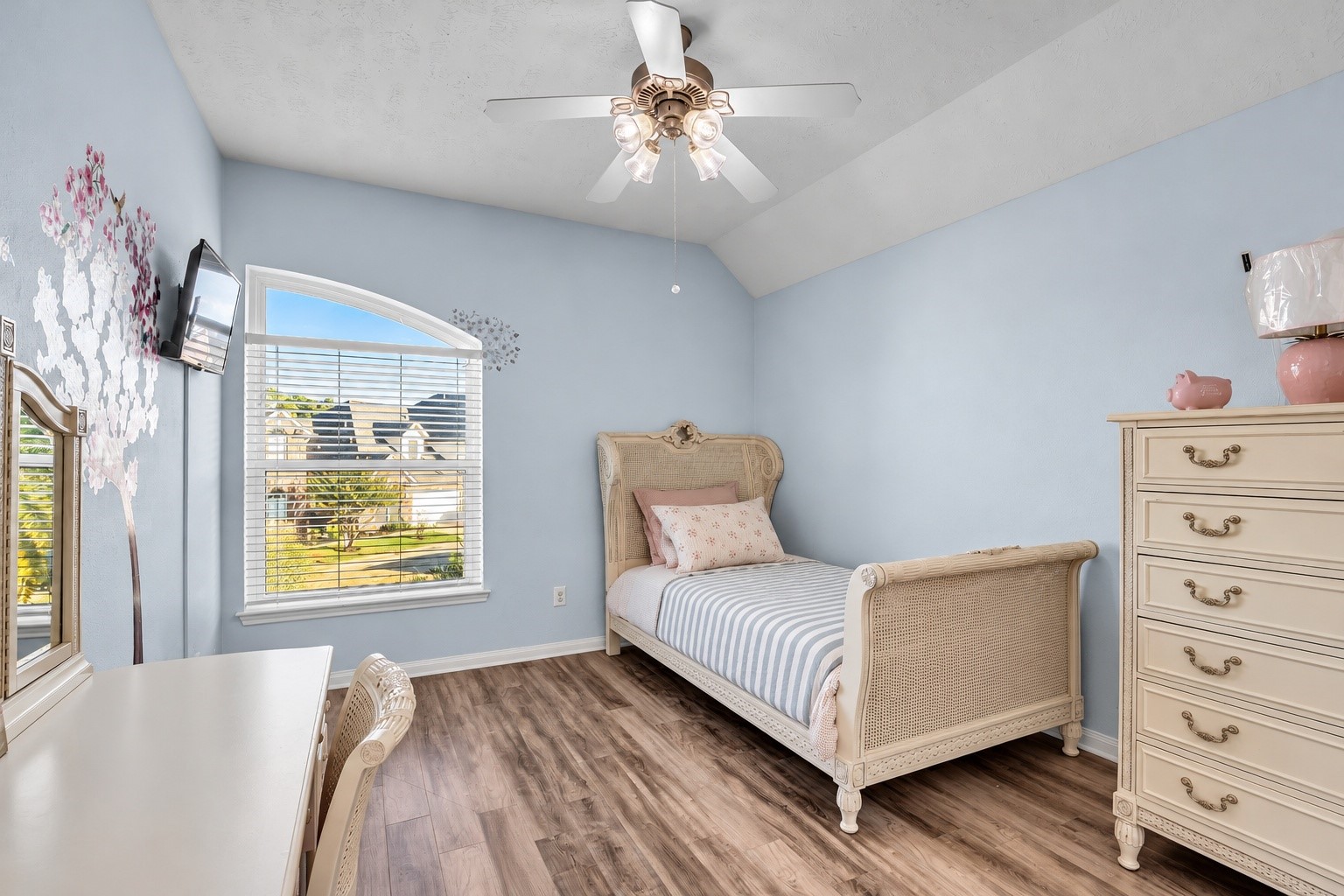 The 3rd bedroom offers plenty of space and a bright big window.