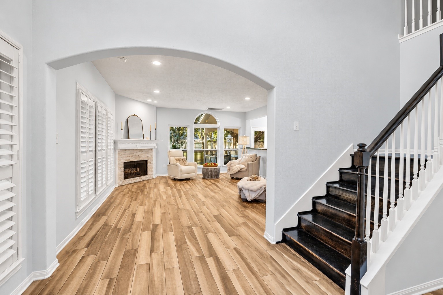 Recently replaced tile flooring and an open entry welcome you and your guests. Recently replaced tile flooring and an open entry welcome you and your guests.