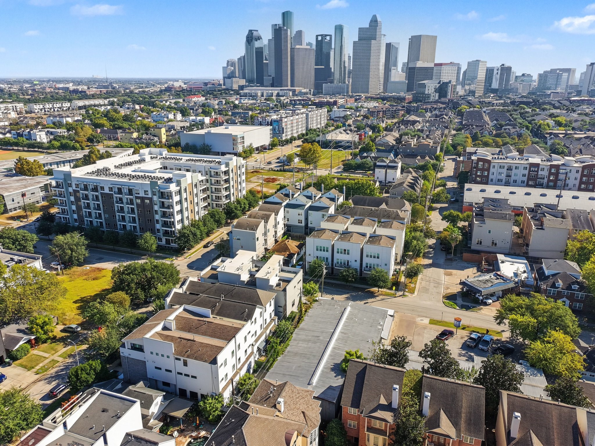 Direct, seamless access to Allen Parkway, I-45, I-10, and US-59/I-69 puts Downtown Houston just five minutes away and the Texas Medical Center within an easy 10-to-12-minute drive, ensuring an effortless daily commute.