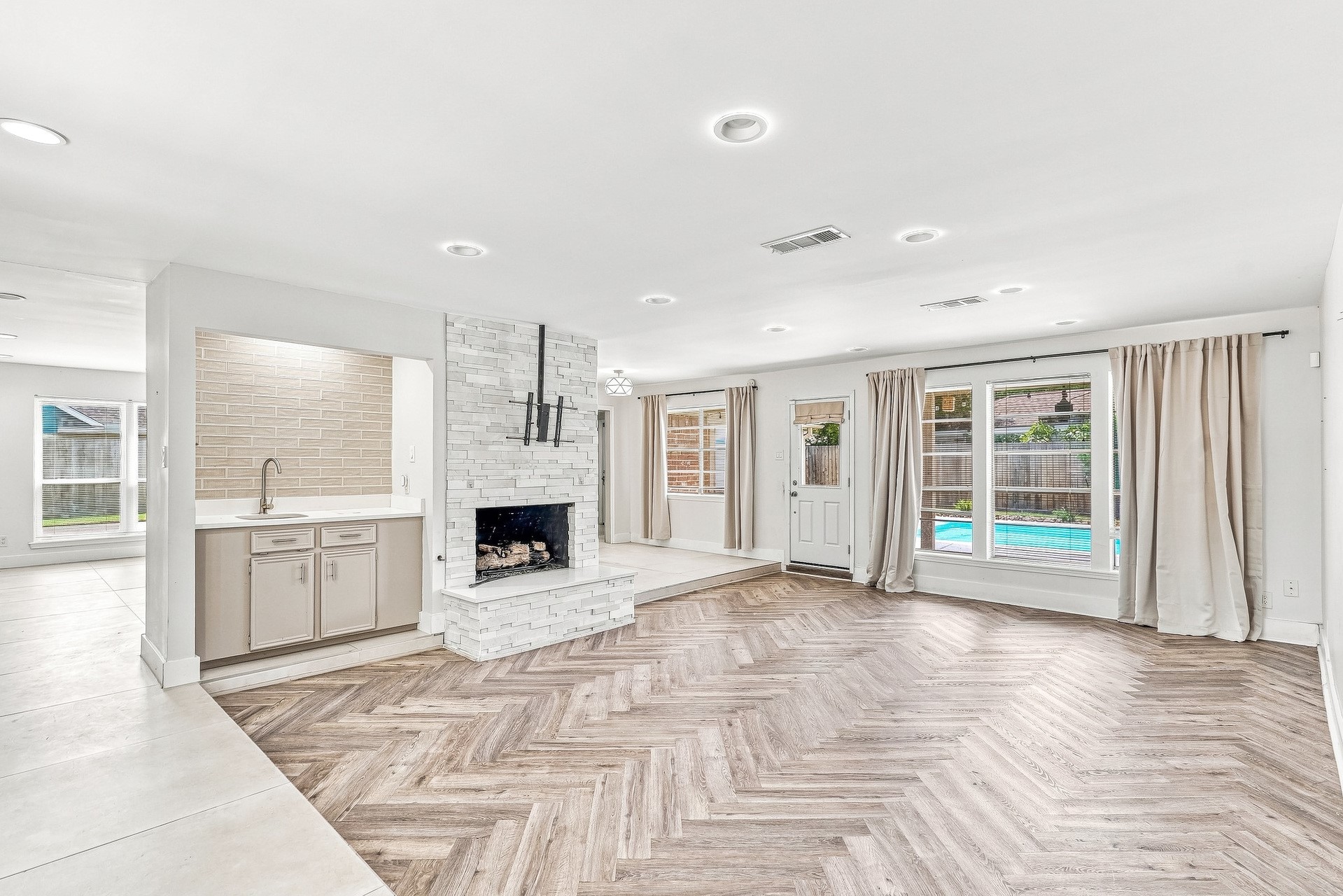 1135 Trowbridge Drive, Houston, TX 77062 1135 Trowbridge Drive, Houston, TX 77062