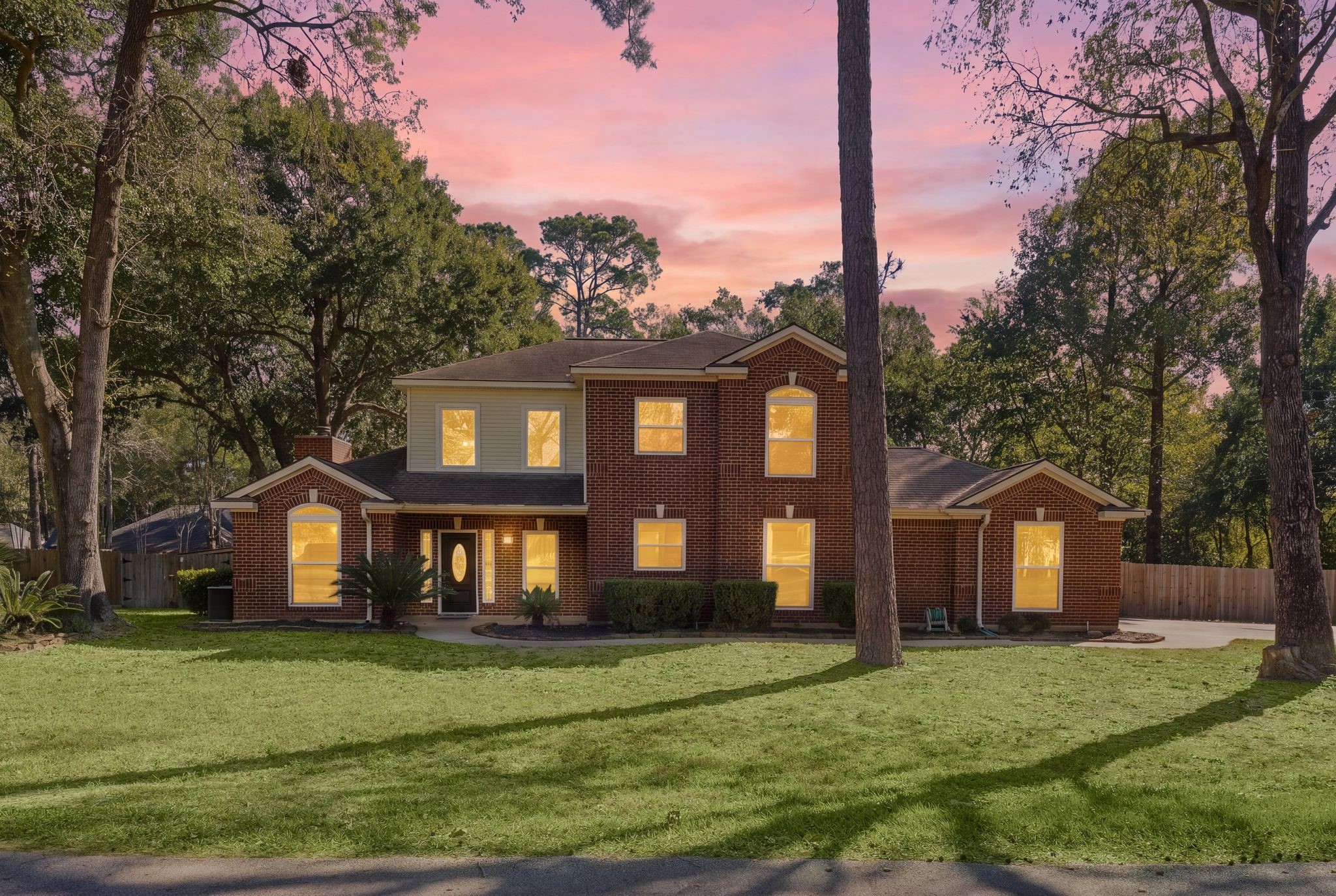 Welcome to 1065 Heritage Lane in The Oaks neighborhood in Conroe with great proximity to the lake!
