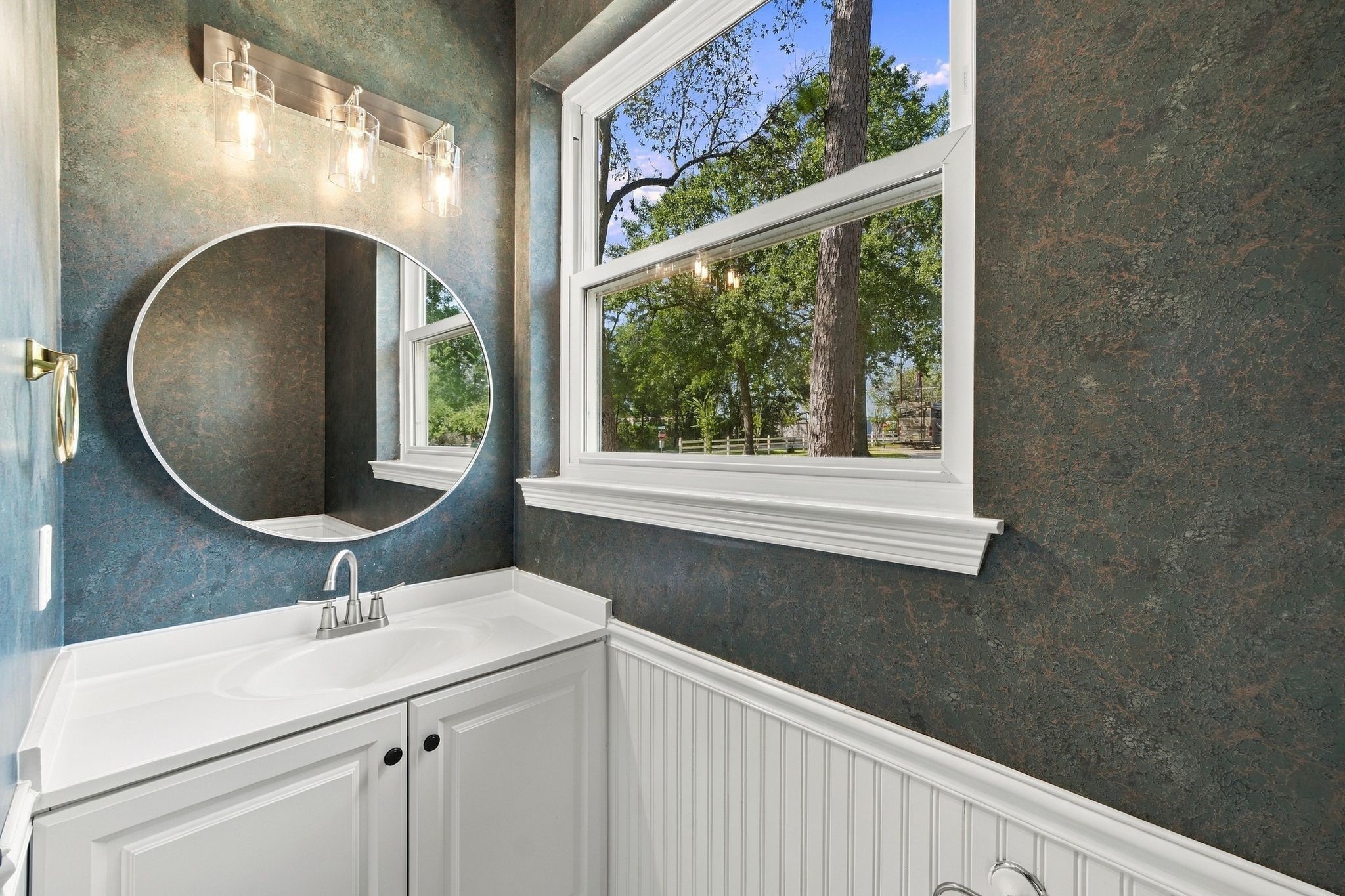 Another pic of the half bath downstairs.