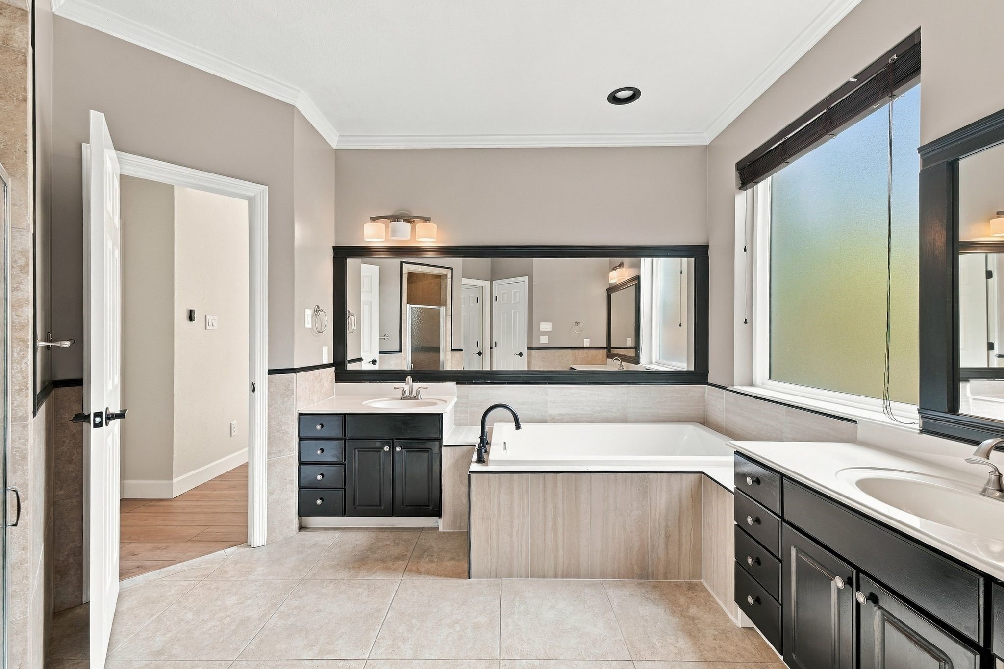 Another view of this spacious primary ensuite bath!