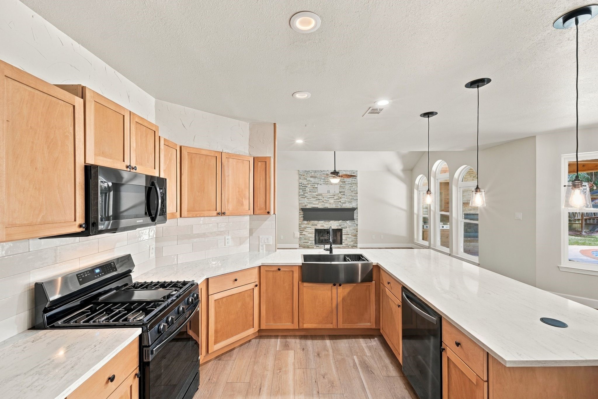 What a great space to cook! Notice the GAS cooktop!