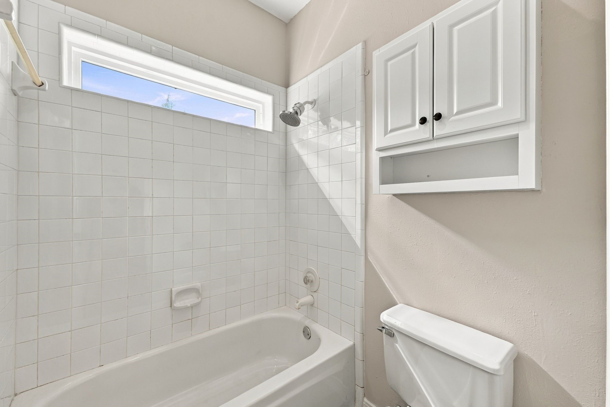 Tub/shower combo in this secondary full bath upstairs.