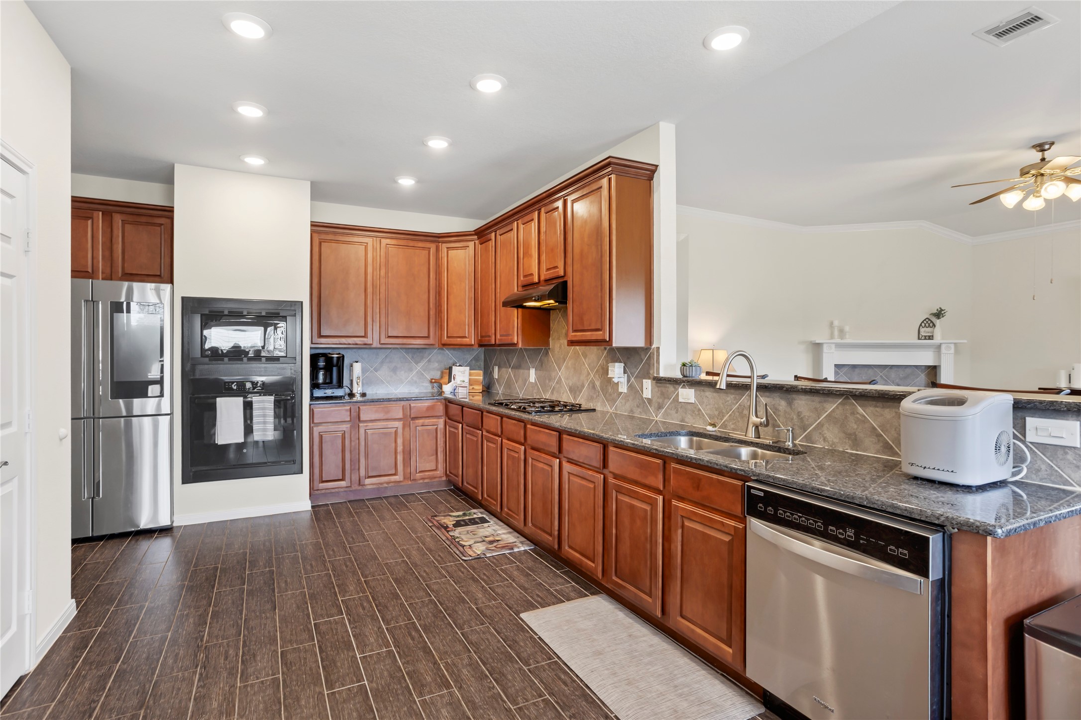 1995 Brentwood Drive, Alvin, TX 77511