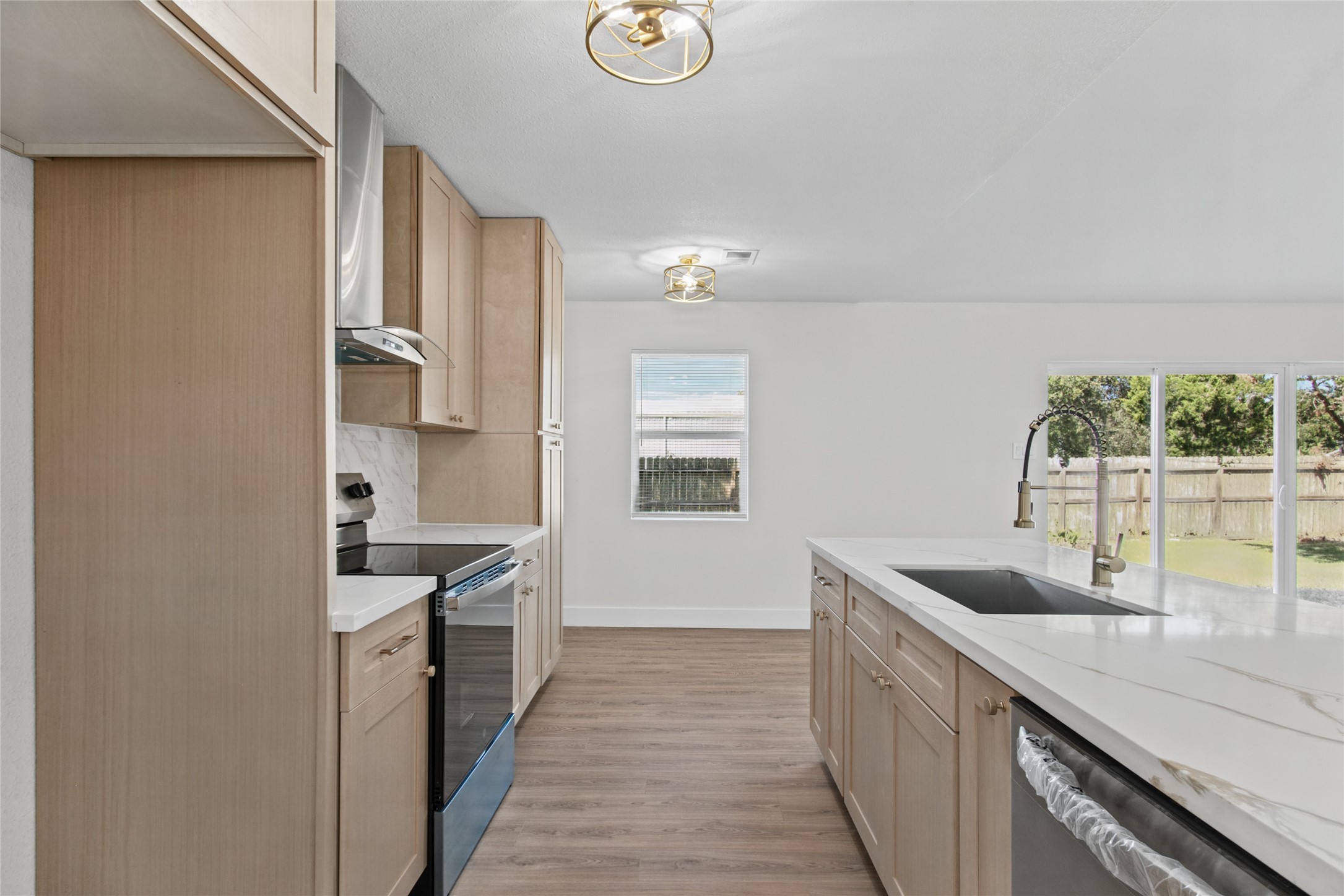 102 Belmont Avenue, Hitchcock, TX 77563