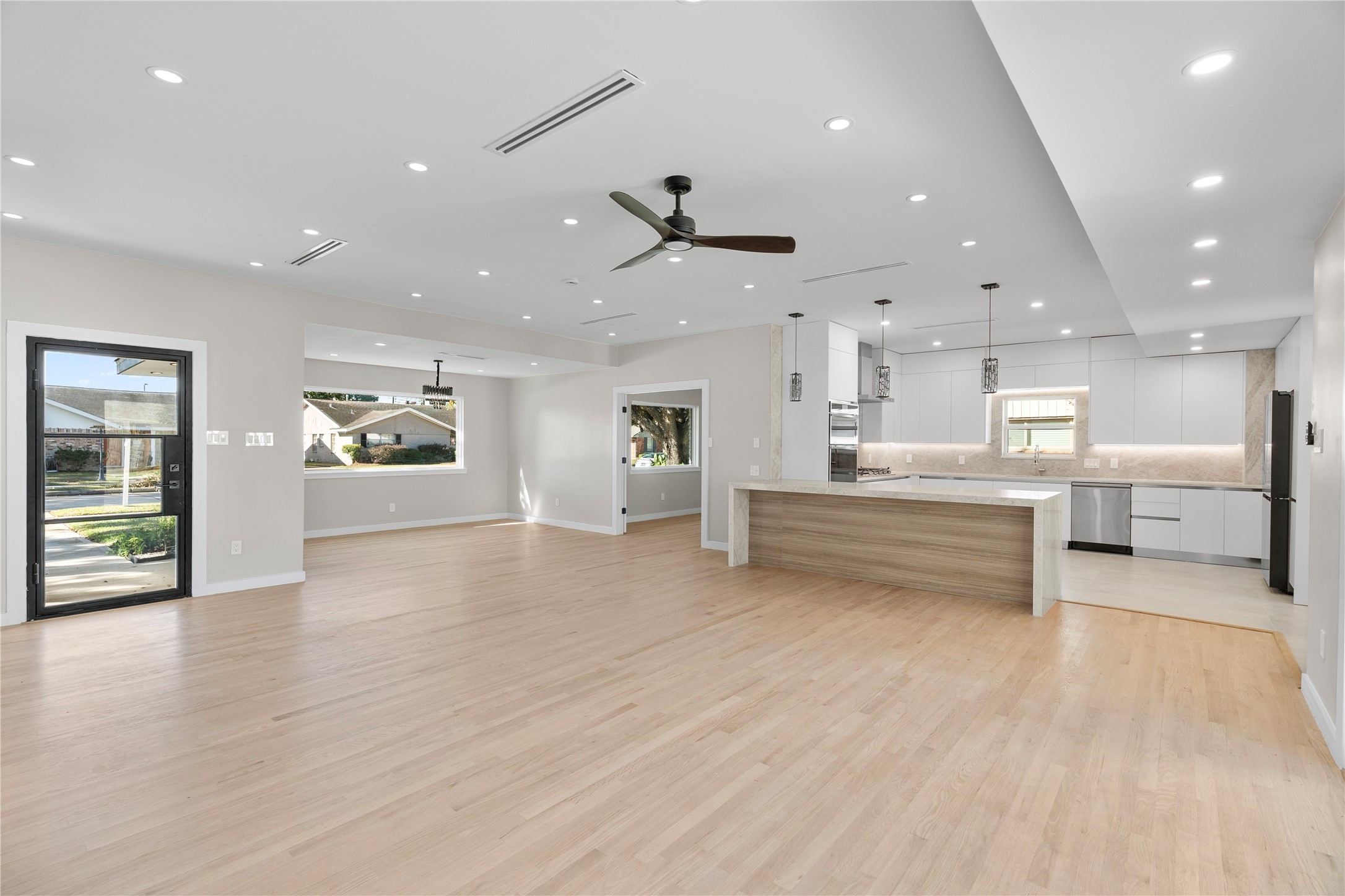 Floor: Natural hard wood
