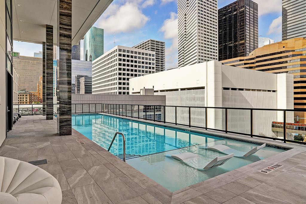 [Starlight Pool] Boasting large pool deck and great urban views