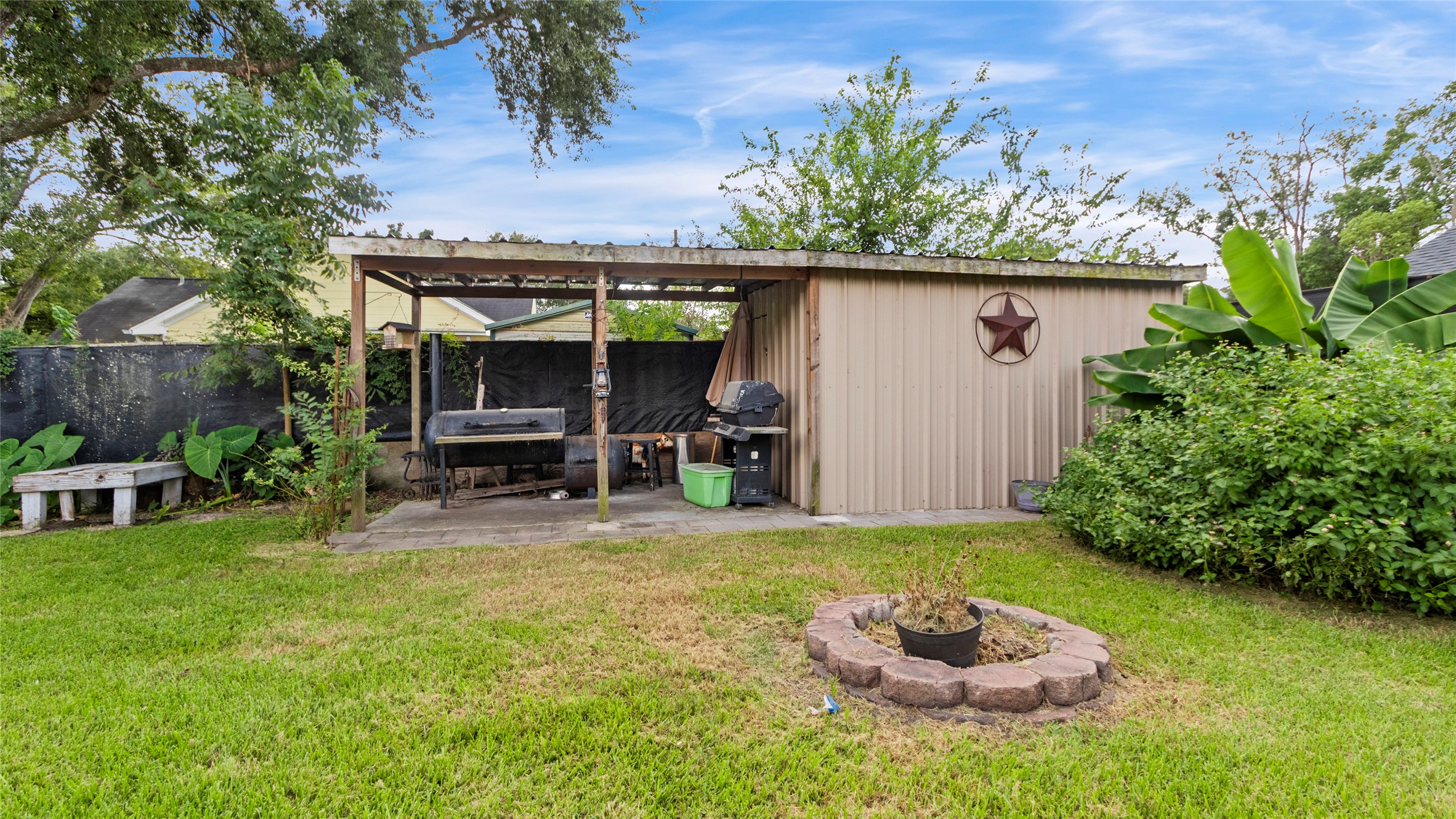 Outdoor grill/kitchen for entertaining