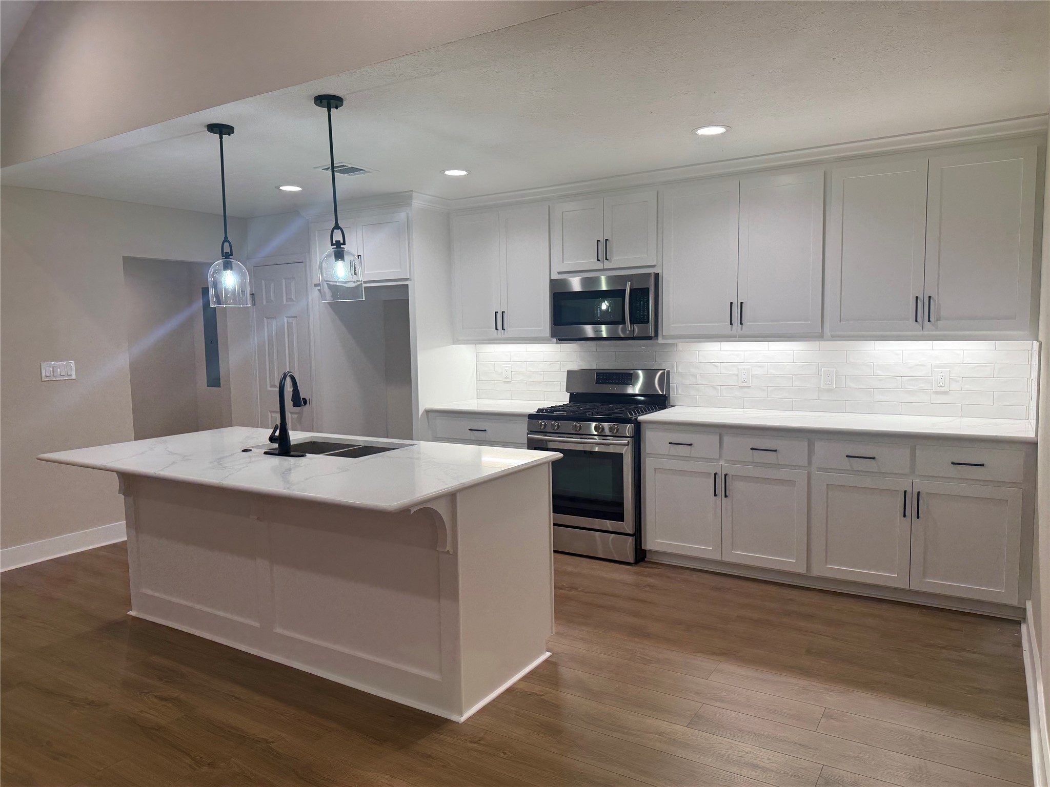 215 Hickory Ridge Drive, Shenandoah, TX 77381
