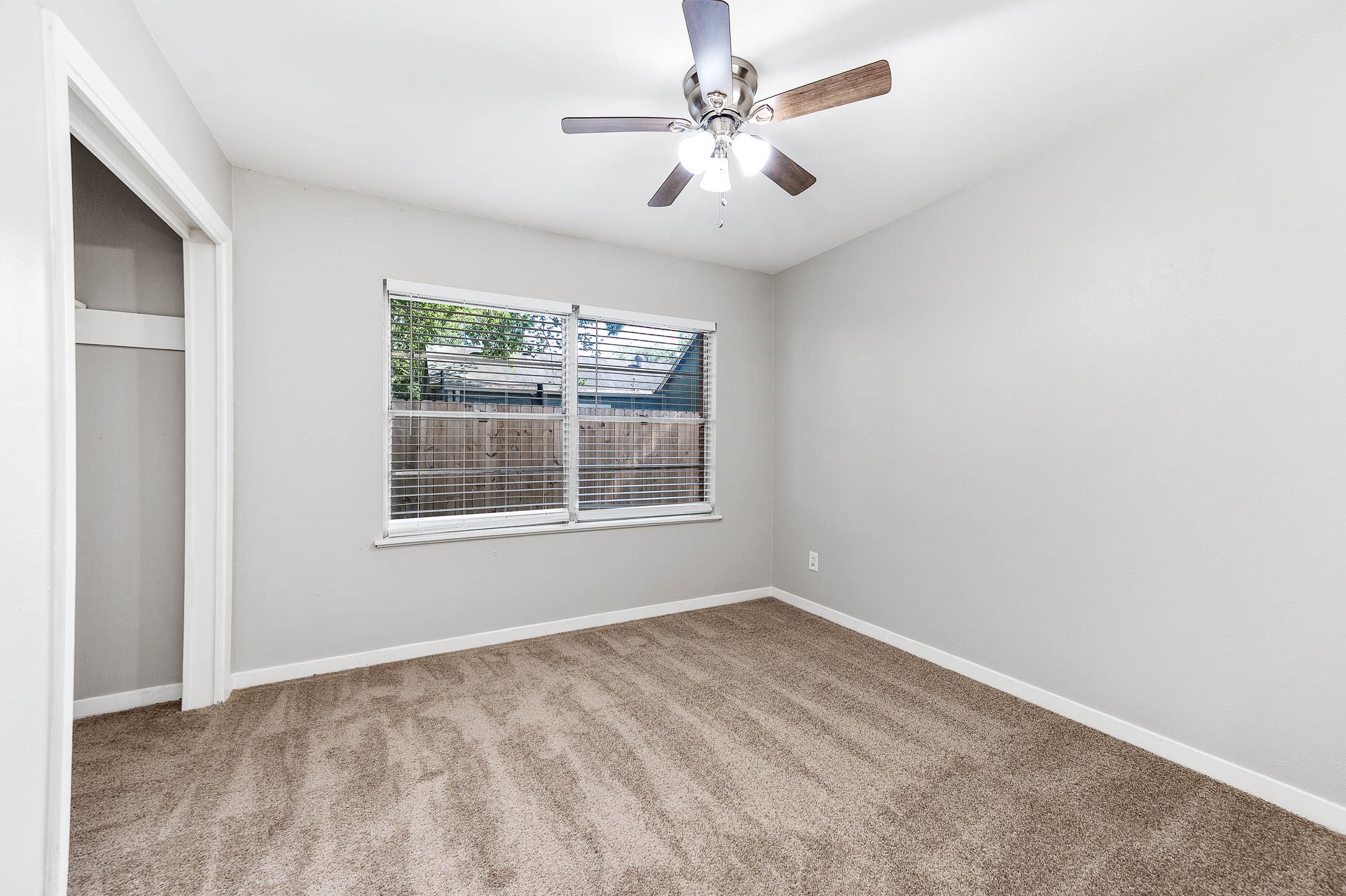 1033 S Booth Lane, Alvin, TX 77511