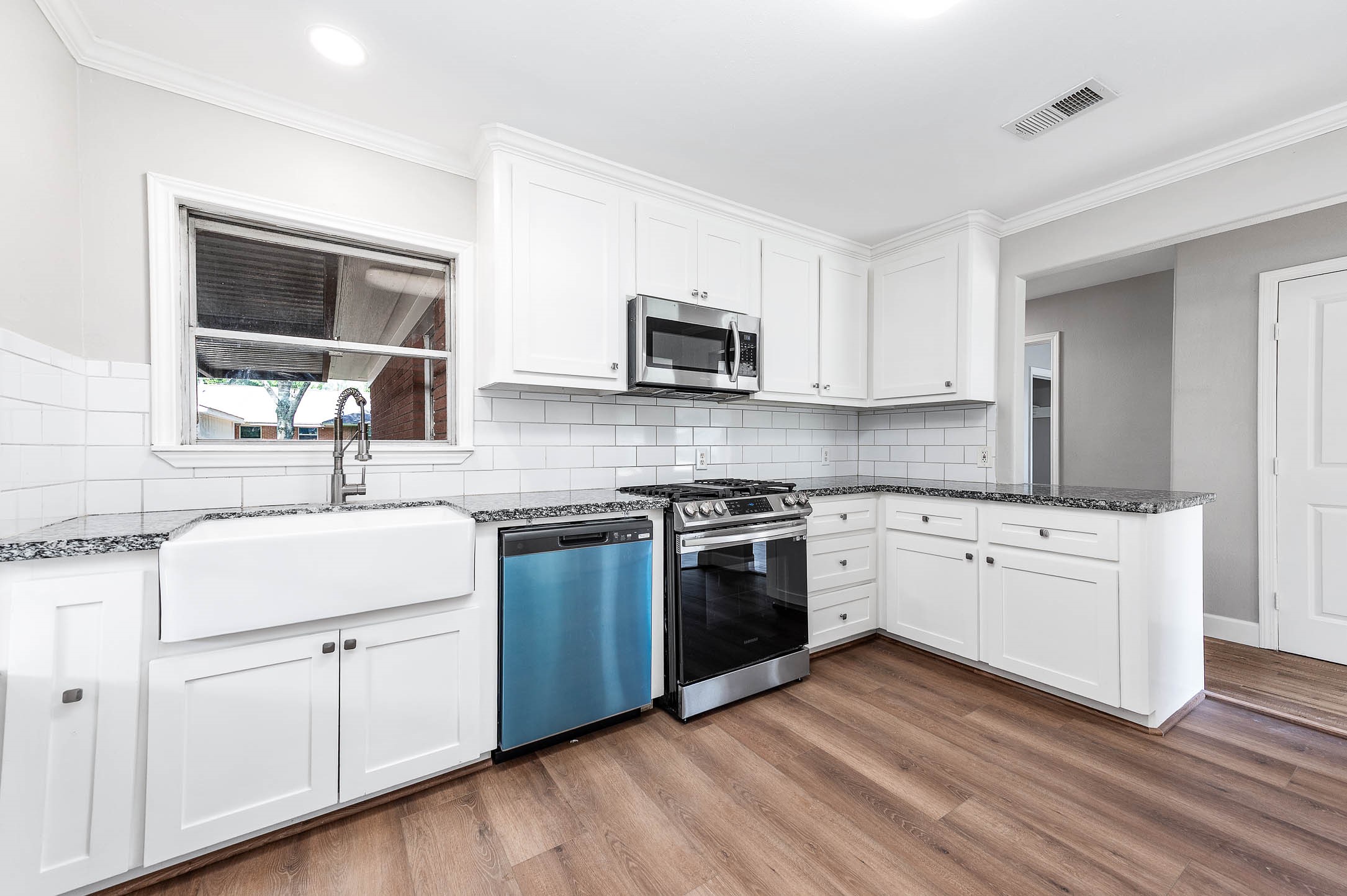 1033 S Booth Lane, Alvin, TX 77511