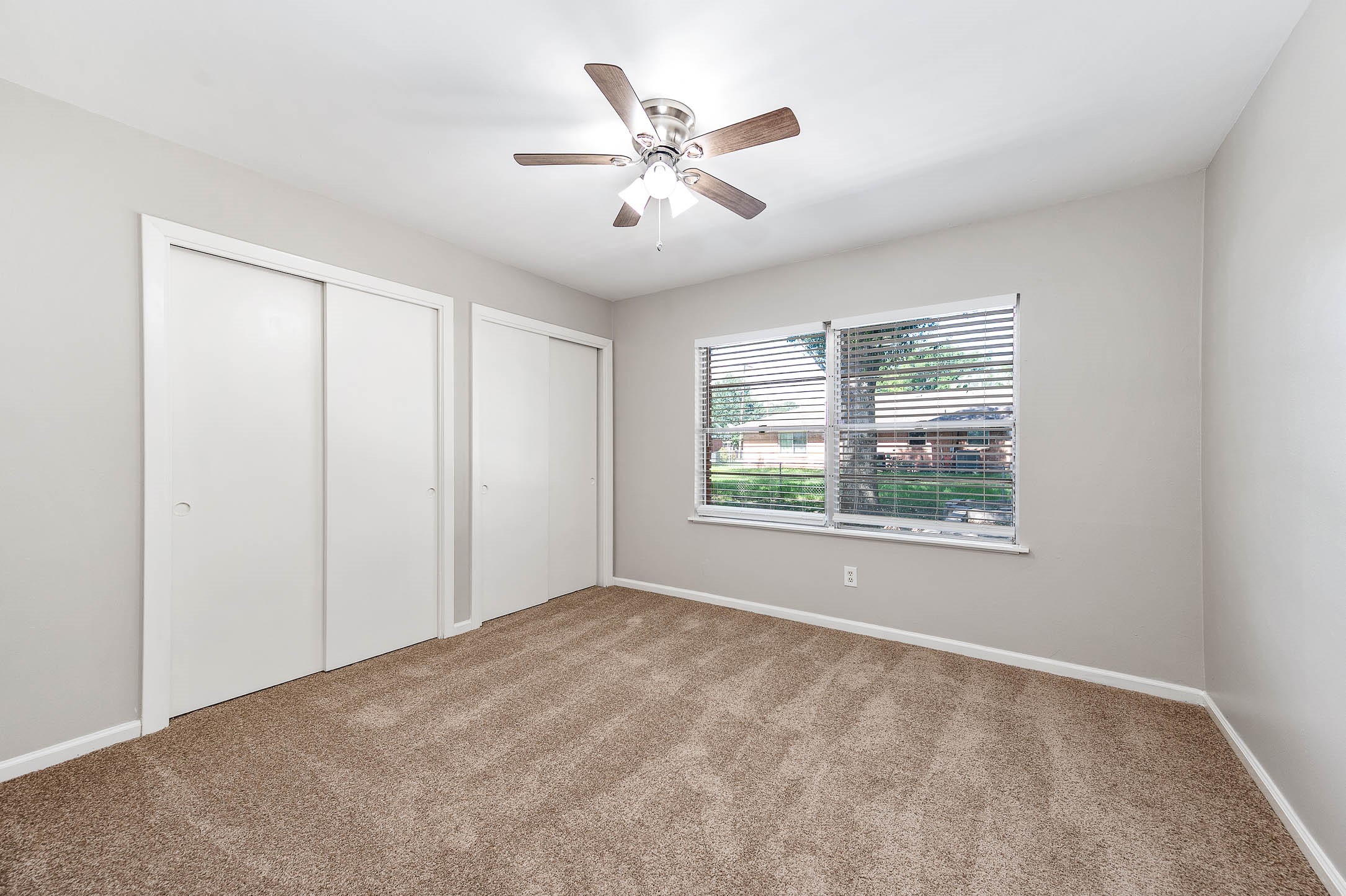 1033 S Booth Lane, Alvin, TX 77511