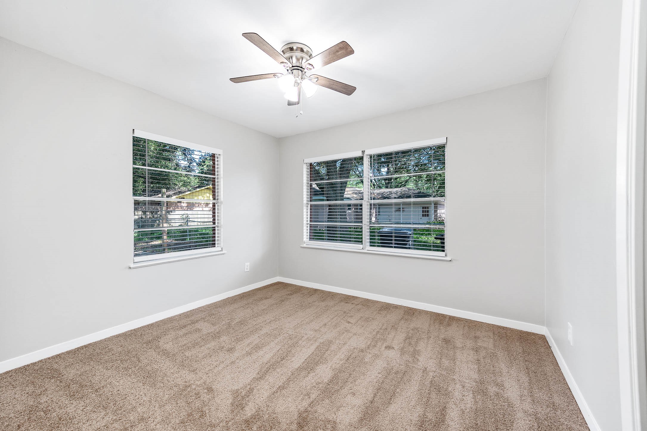 1033 S Booth Lane, Alvin, TX 77511