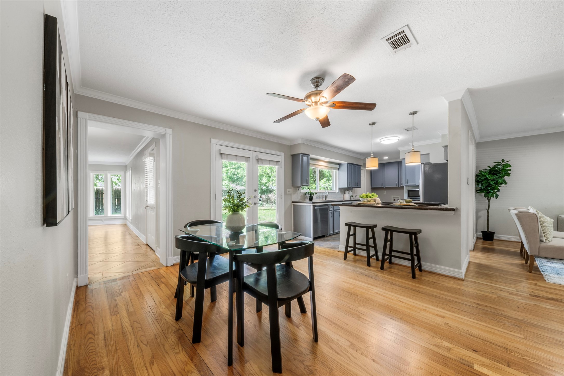 Whether it's a small table for 4 or a larger table for 8, this breakfast nook has plenty of space.
