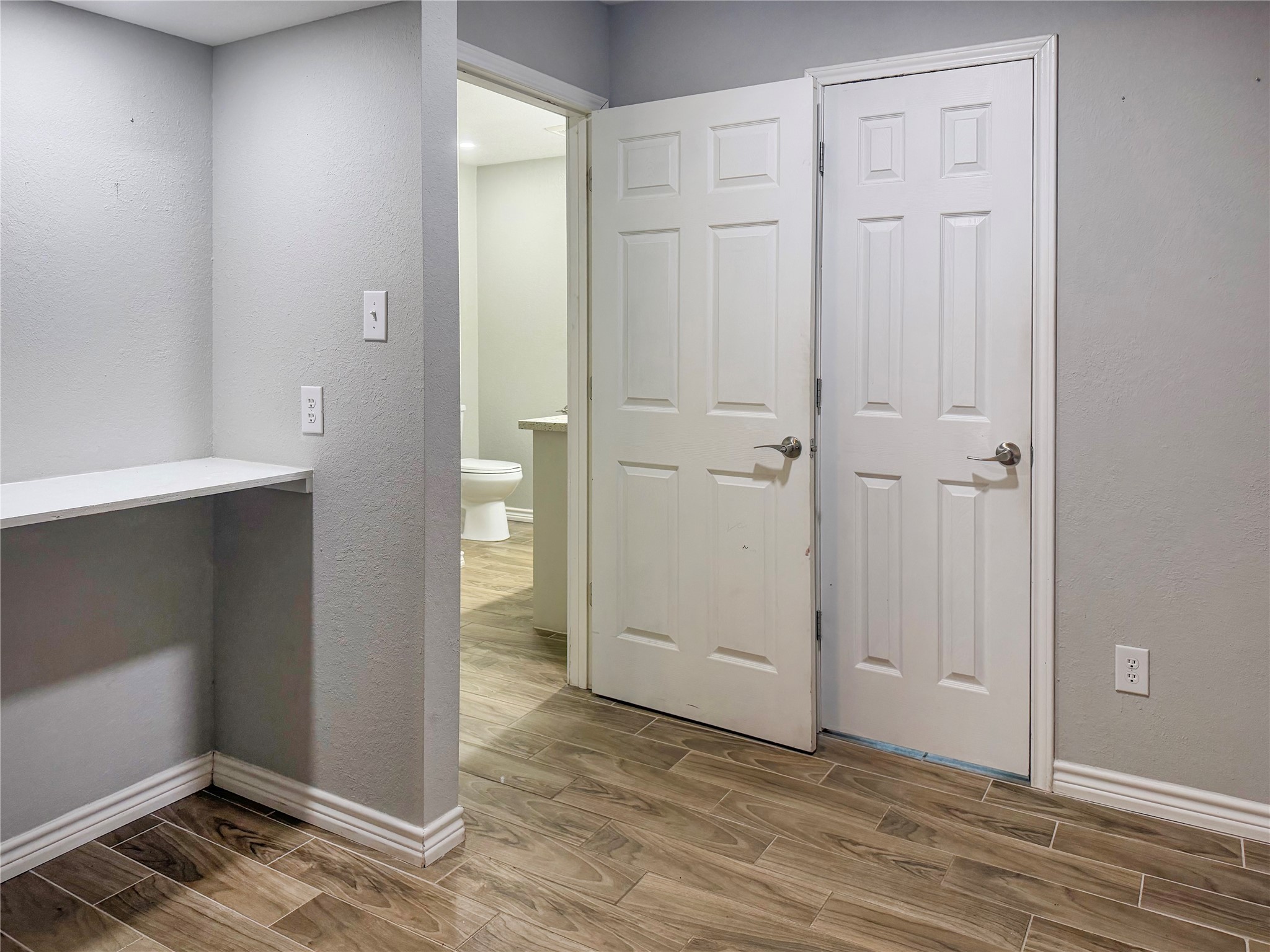 small built in, in the master bedroom
Primary bedroom features a small built-in nook, providing additional space for storage or displaying decorative items.