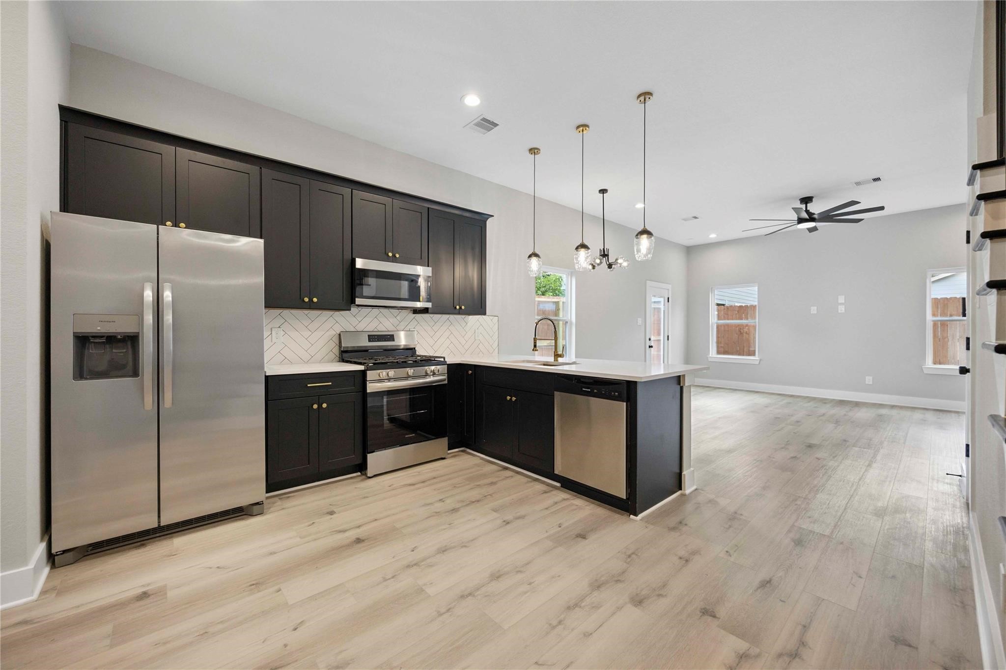 811 E 32nd Street, Houston, TX 77022 811 E 32nd Street, Houston, TX 77022