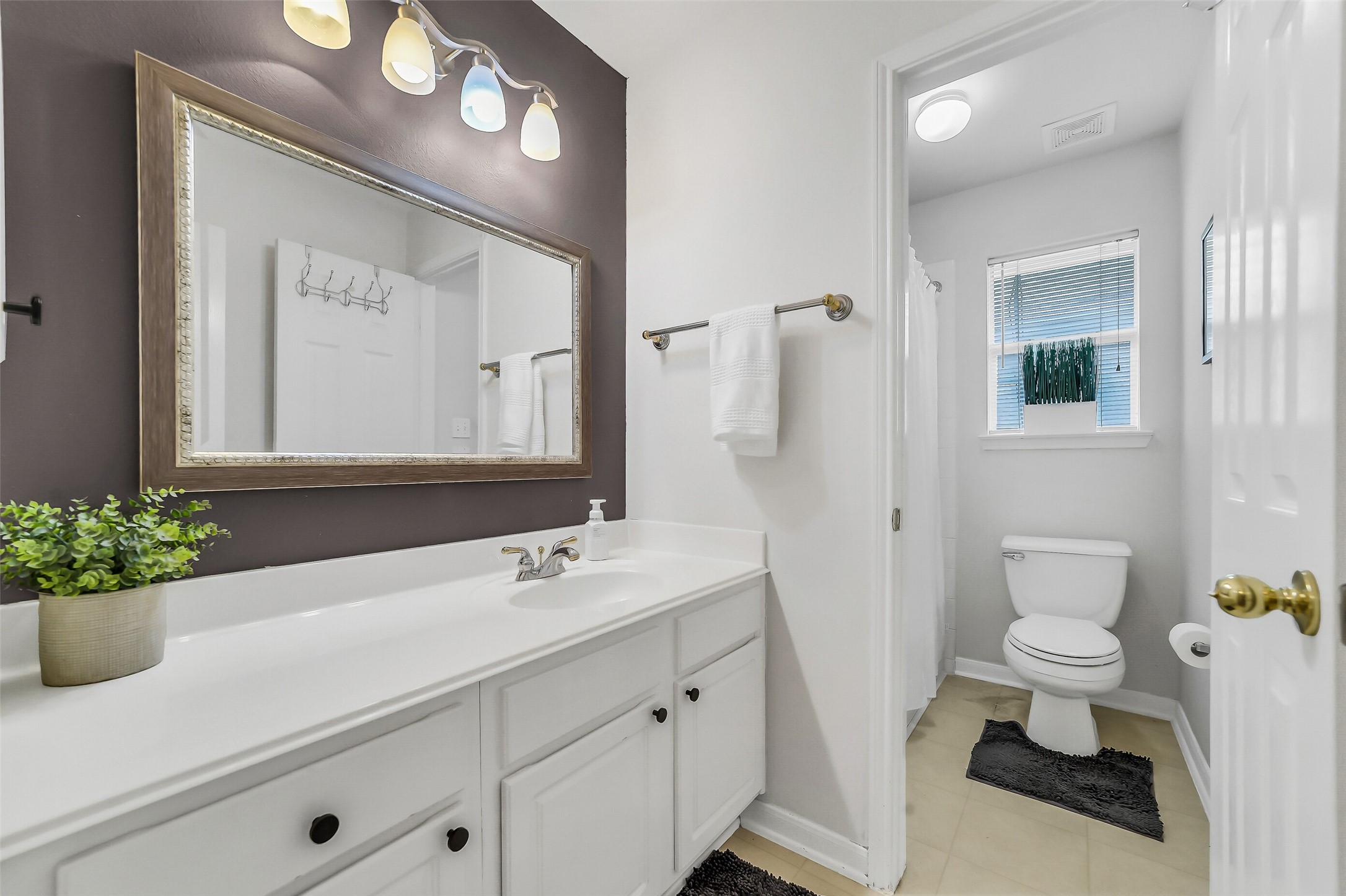 Secondary bathroom.