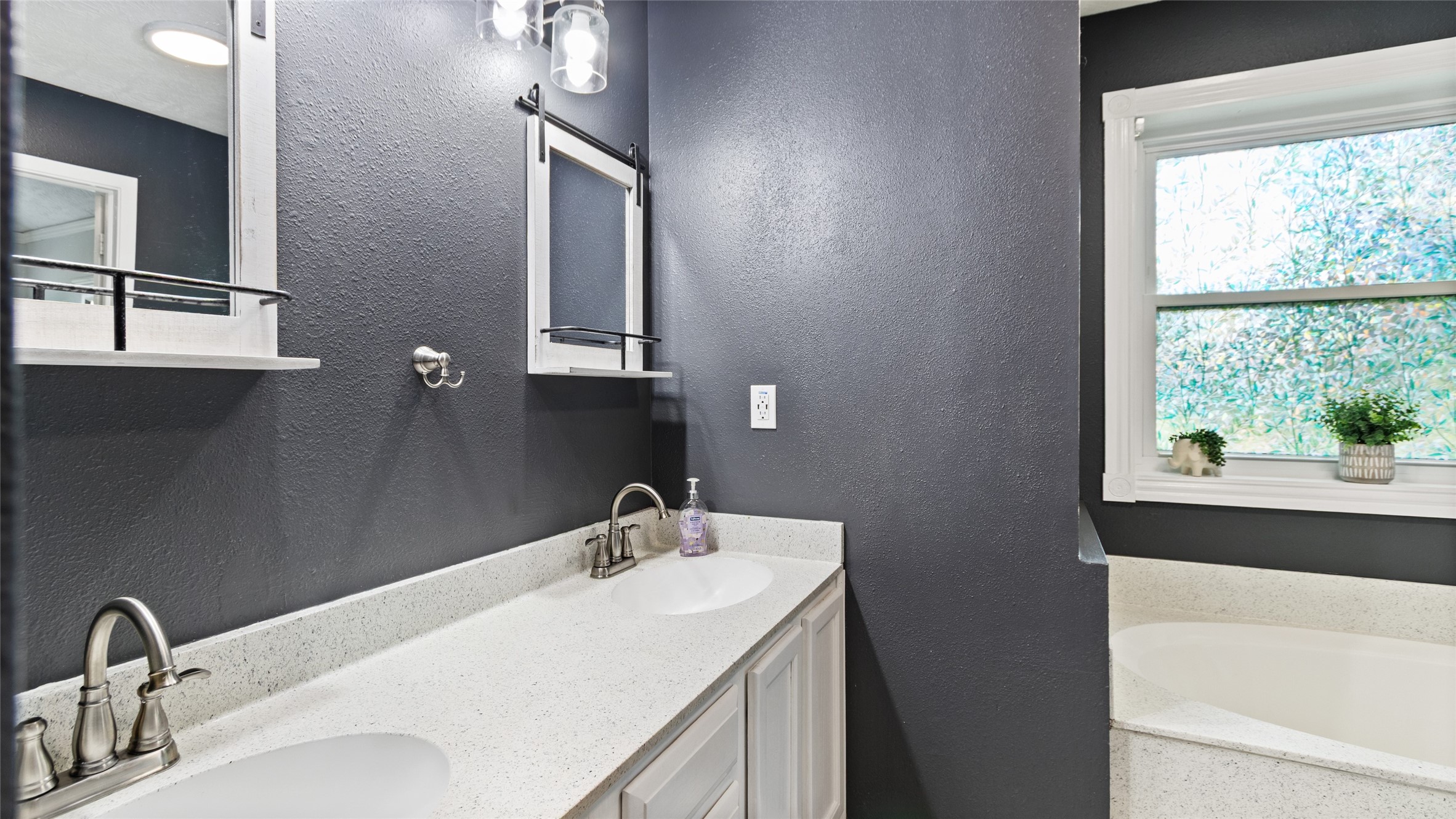 7460 Commander Roland Drive, Hitchcock, TX 77563