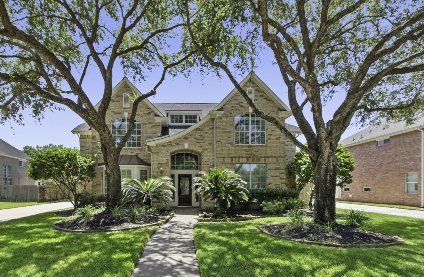 Welcome home to 5402 Maybrook Park in Katy ISD.