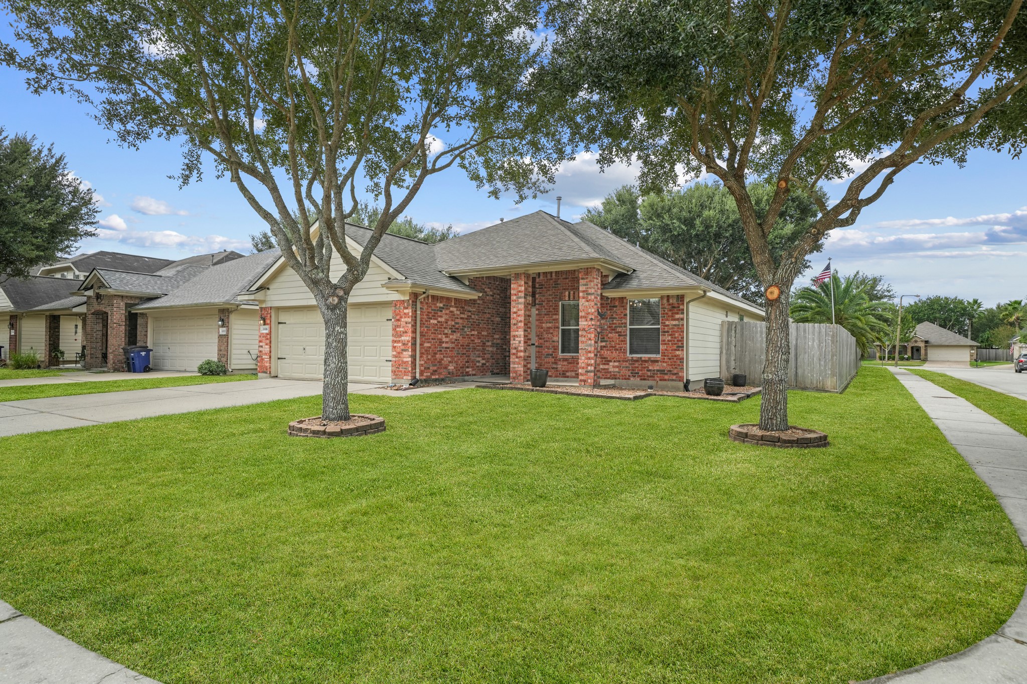 6816 Arbor Hollow Lane, Dickinson, TX 77539