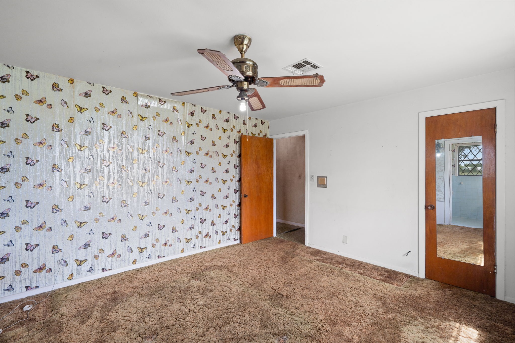 Alternate view featuring ceiling fan and mirrored wall.