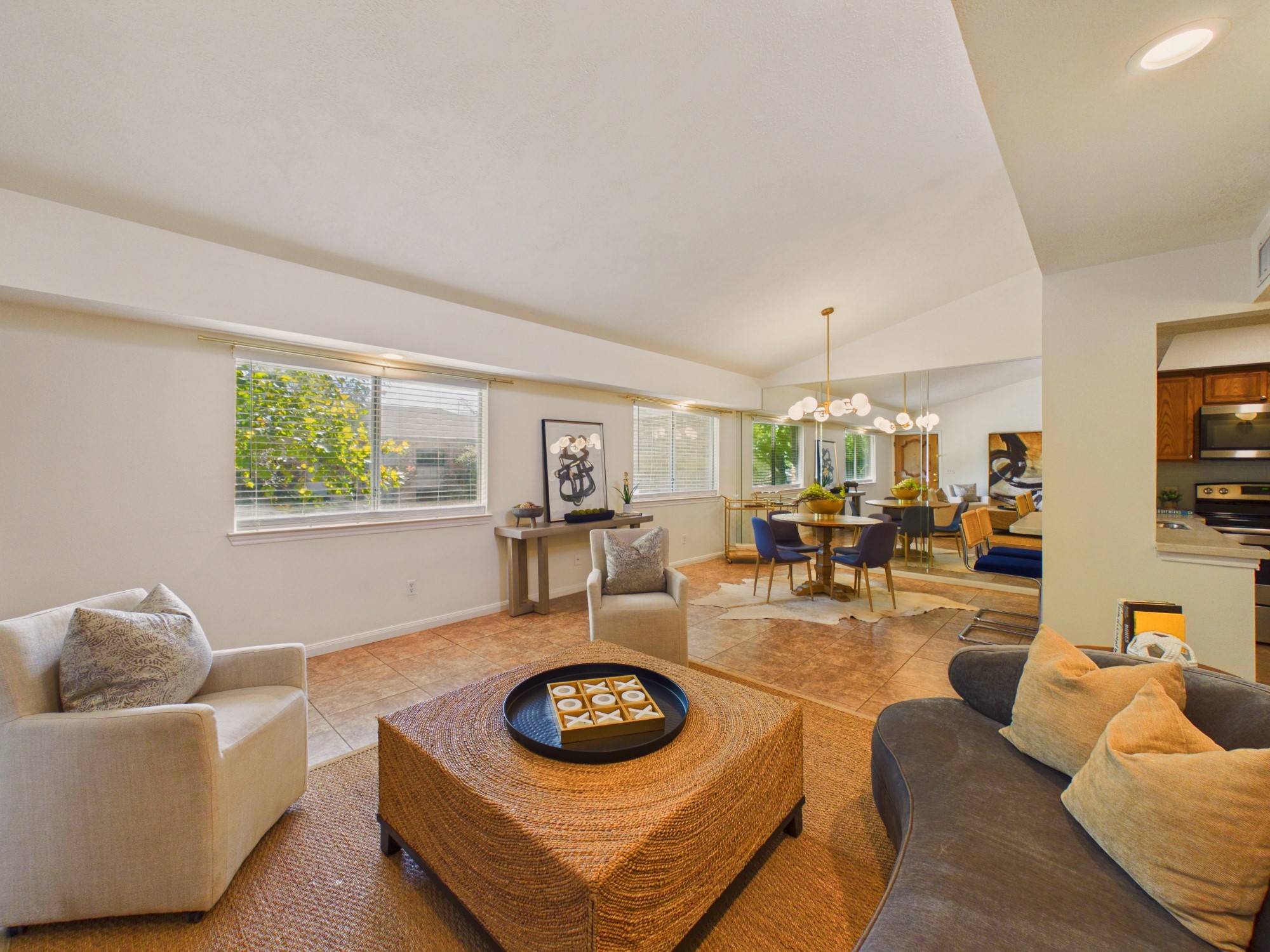 Spacious Living/Dining Combo Spacious Living/Dining Combo