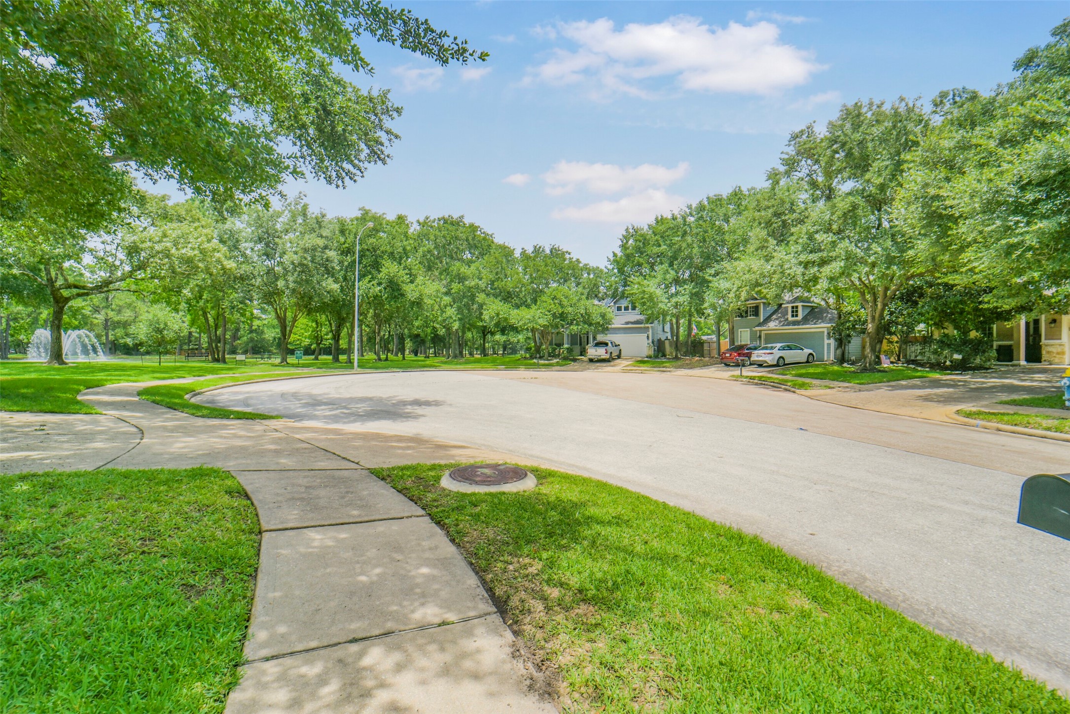 Perfectly situated on a quiet cul-de-sac, this home is just a short, convenient walk away from the neighborhood amenities.