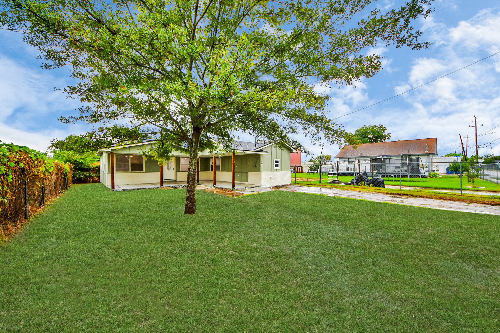 207 E Defee Avenue, Baytown, TX 77520