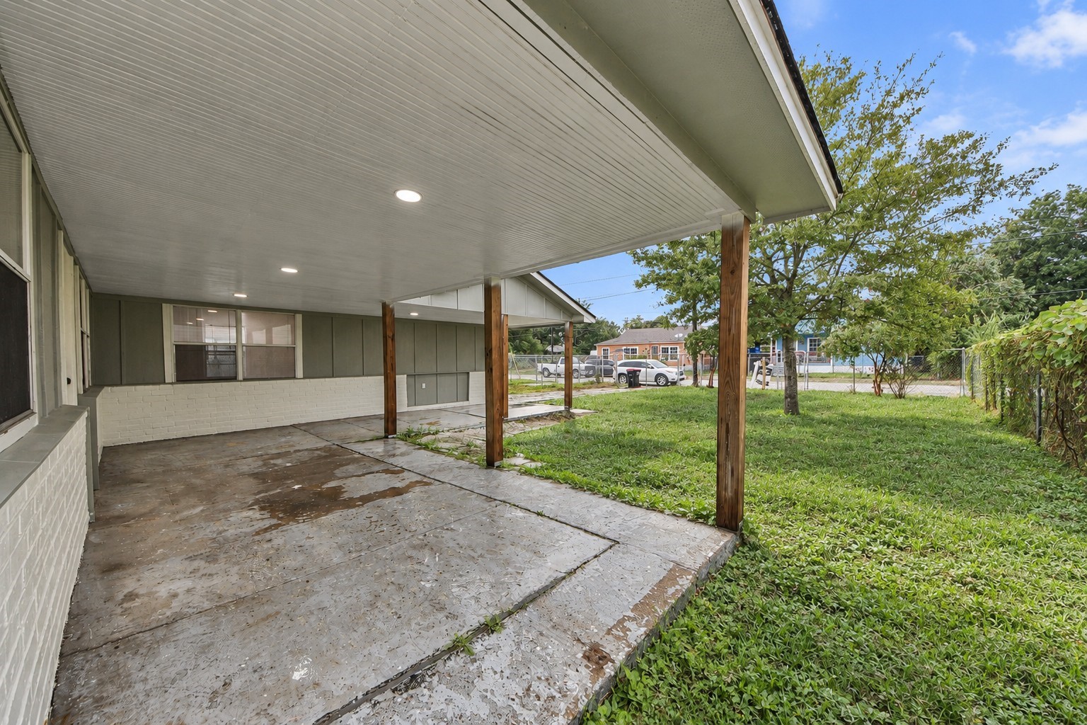 207 E Defee Avenue, Baytown, TX 77520