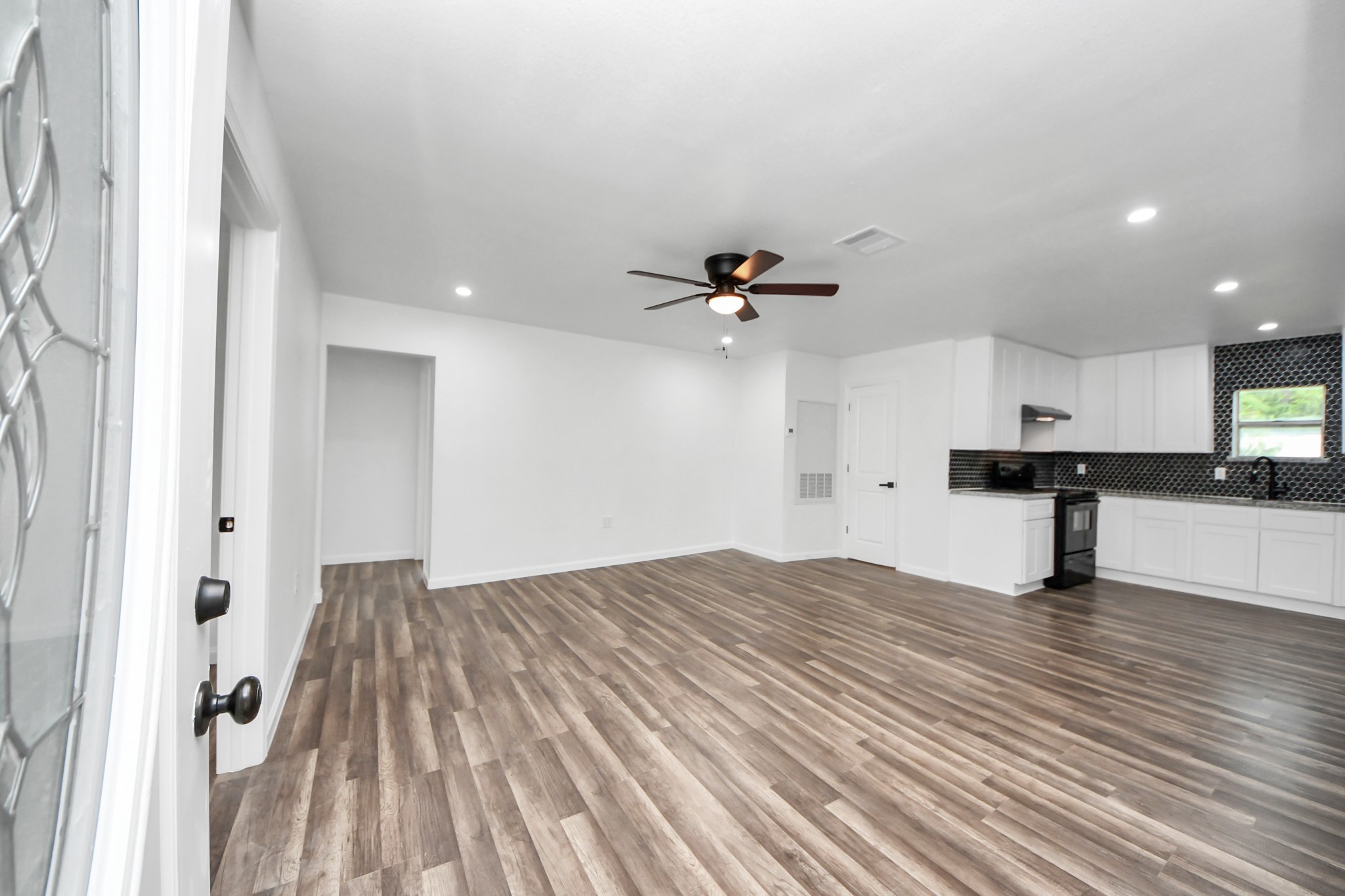 207 E Defee Avenue, Baytown, TX 77520