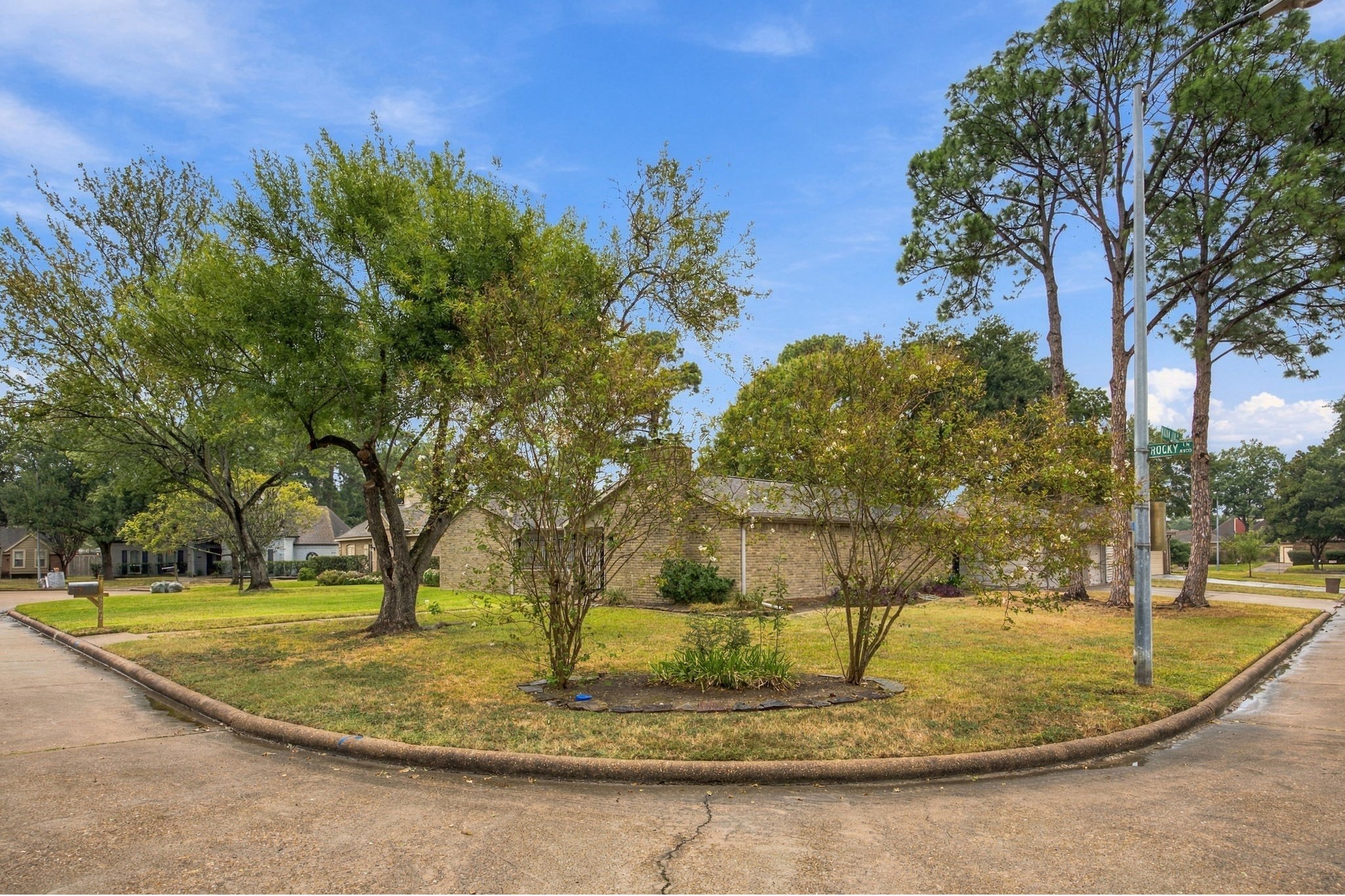 Amazing corner lot. 3 car garage on the side Amazing corner lot. 3 car garage on the side