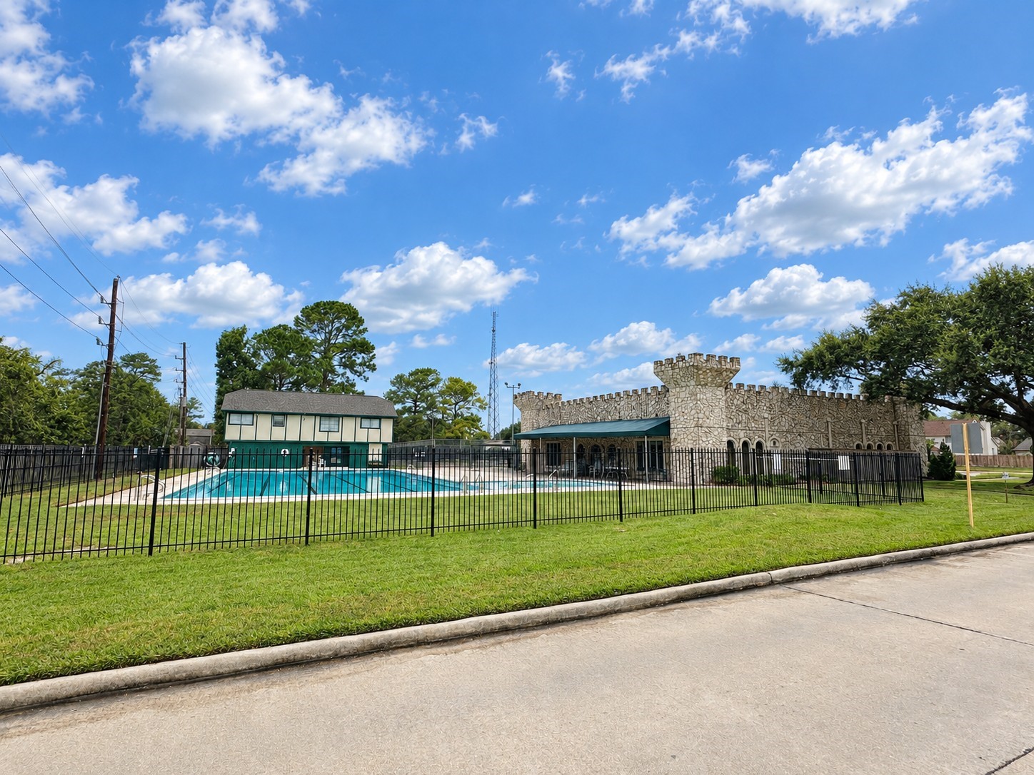 Rolling Fork has a nice community area with a swimming pool, tennis court, and community building.