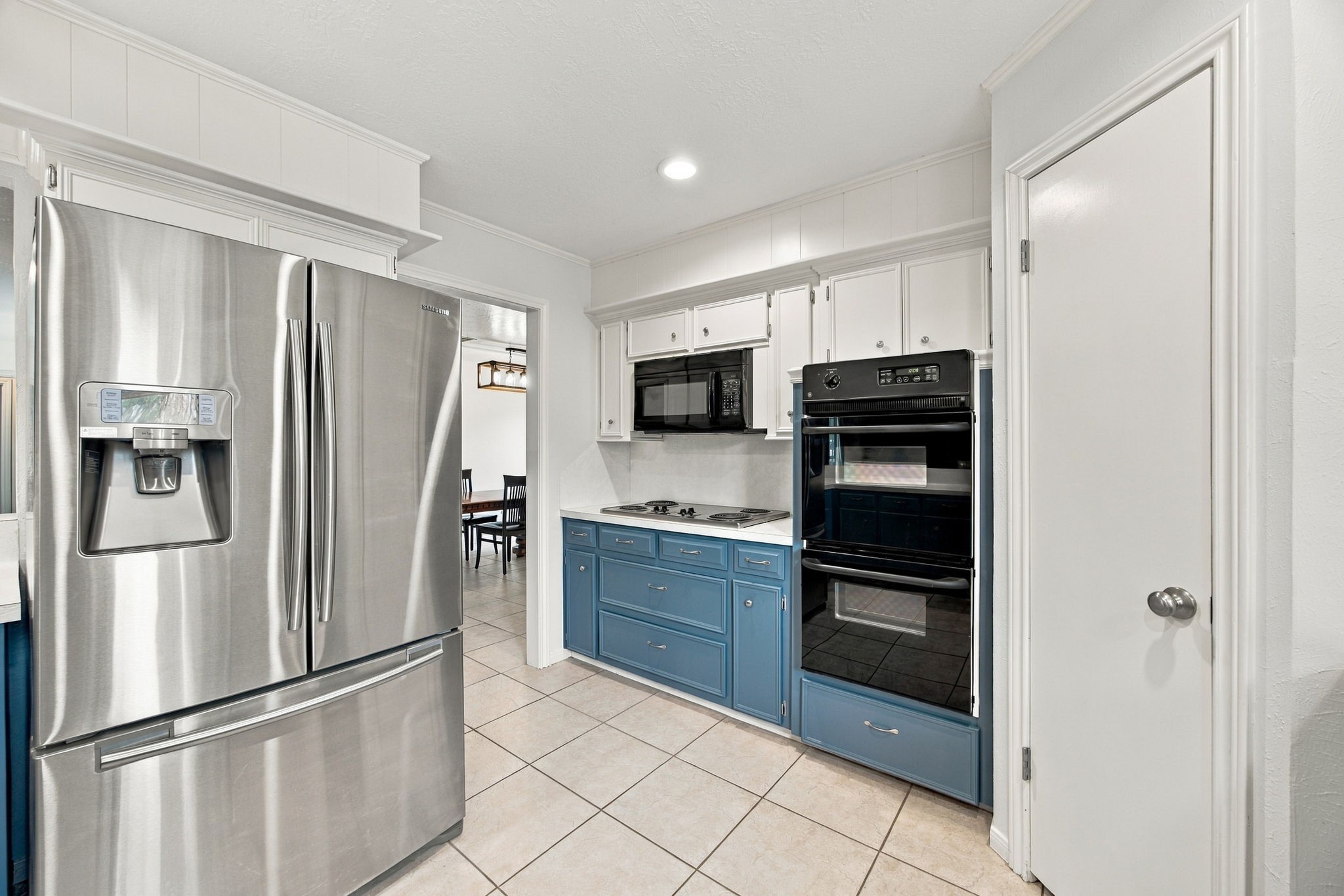 Not only do you have plenty of cabinets, but you also have a walk-in pantry as well.  With a double oven and 36 inch cooktop you are ready to entertain.